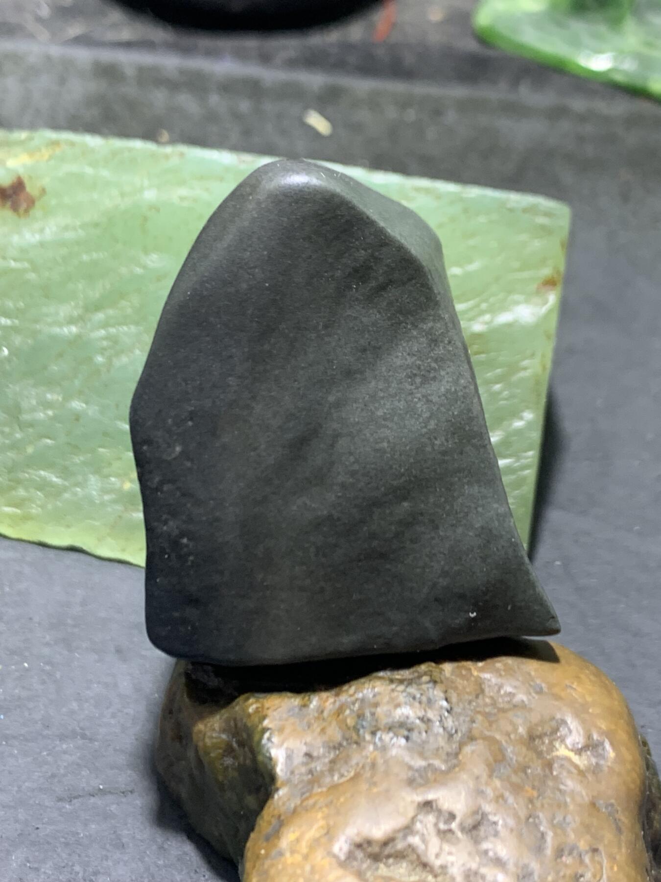 精美罕见新疆老皮绿泥石地表籽料原石把件（镇纸，摆件） 一块，