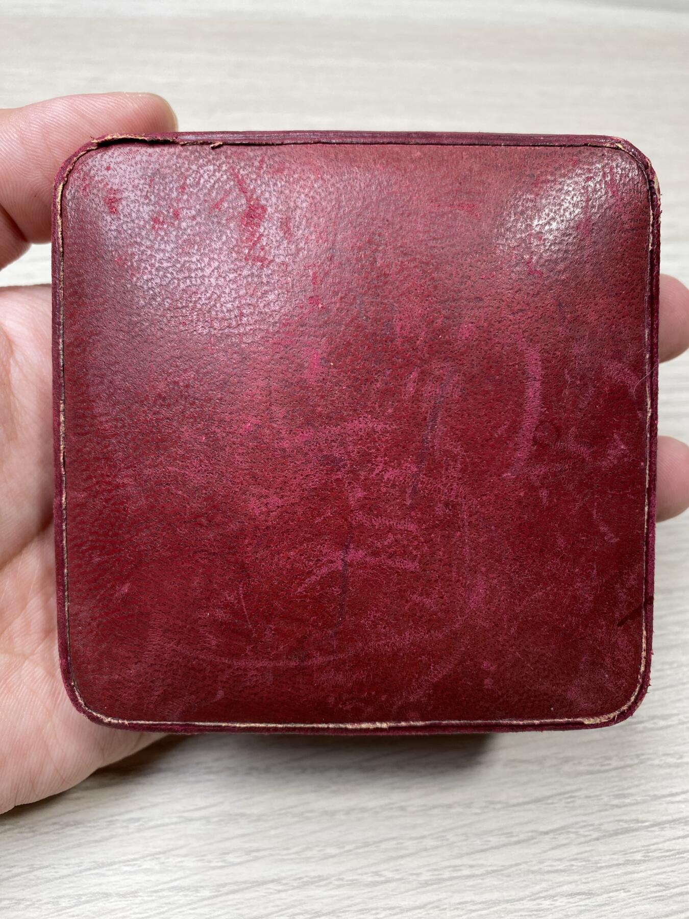 万国钱币拍卖第040期（万国2025新年大拍） NGC MS64 1934年英国利物浦大教堂为特级技师工作33周年颁布的银质奖章，直径57毫米，重73.6克带原盒，由当代著名雕塑大师吉尔伯特出品。