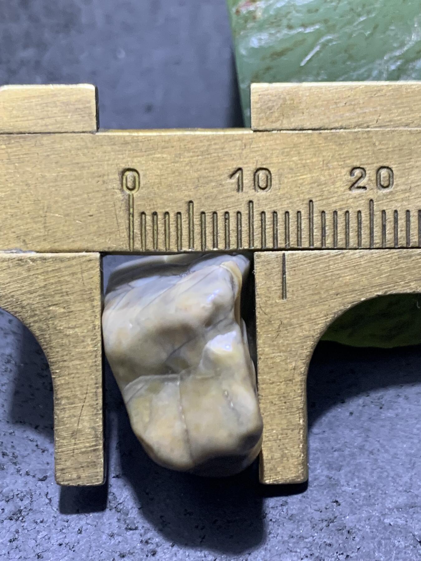 精美天然阿拉善戈壁罕见龟裂纹彩玉原石一颗，