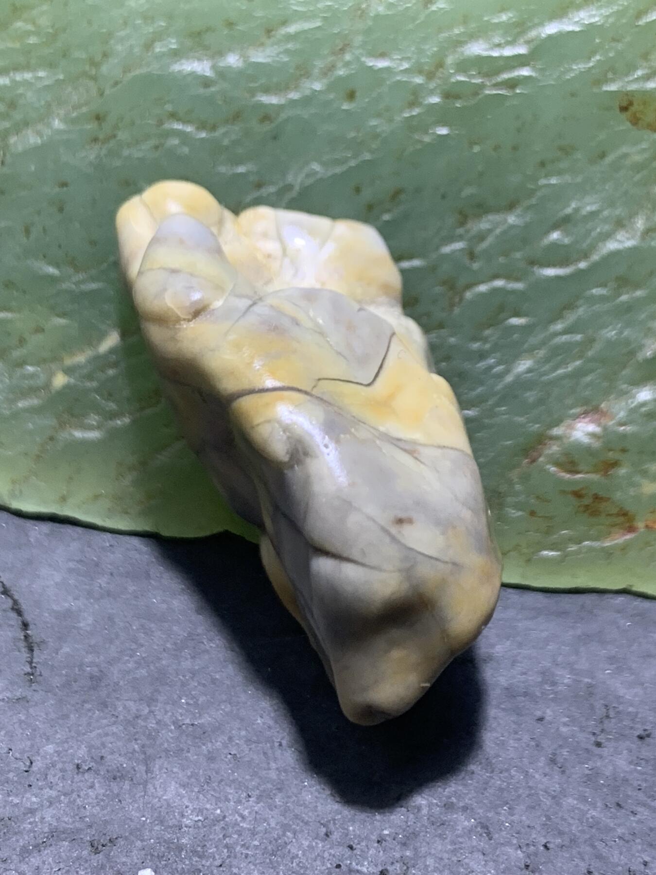 精美天然阿拉善戈壁罕见龟裂纹彩玉原石一颗，