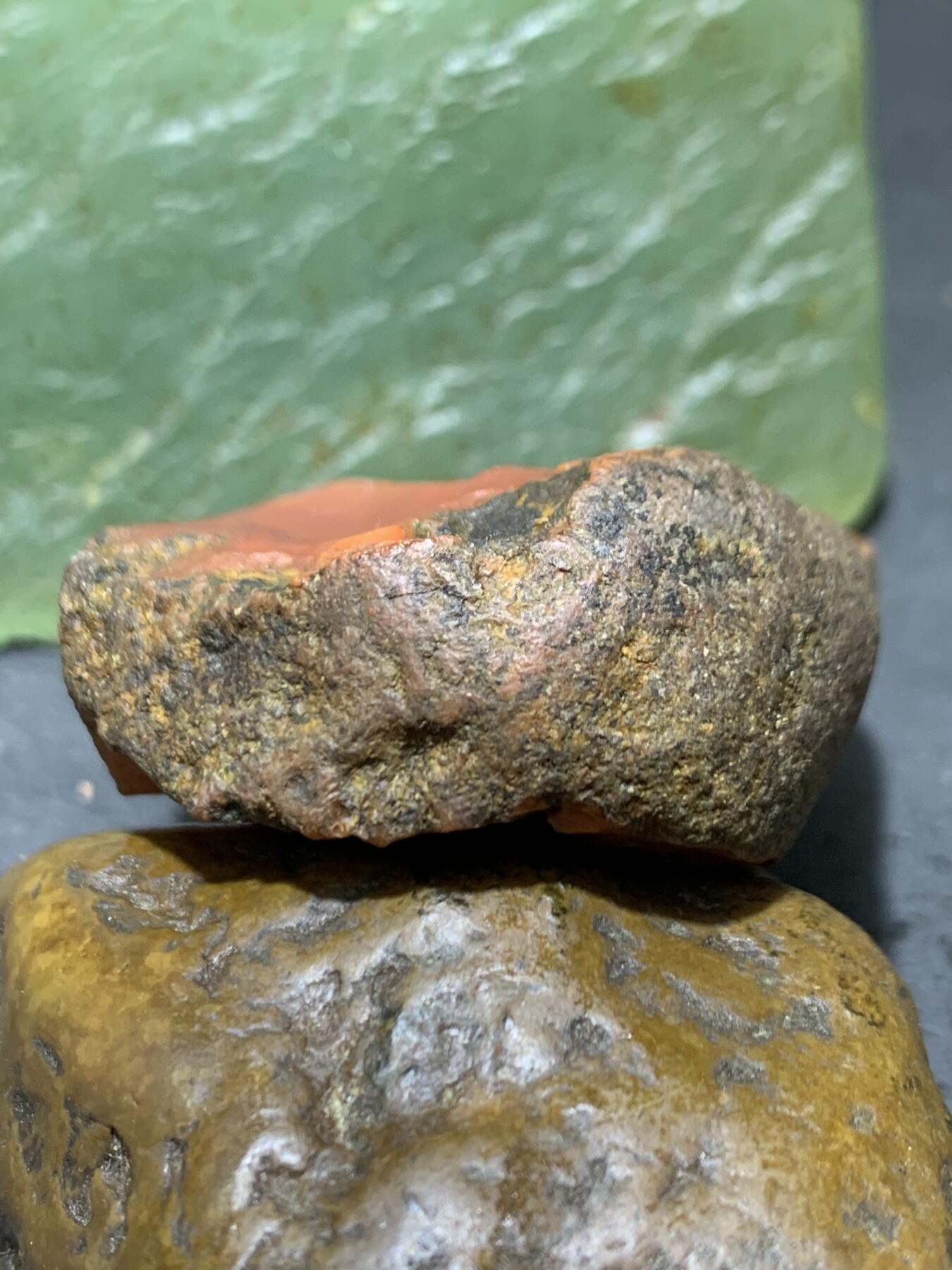 精美原皮晶洞柿子红南红玛瑙原石一颗，