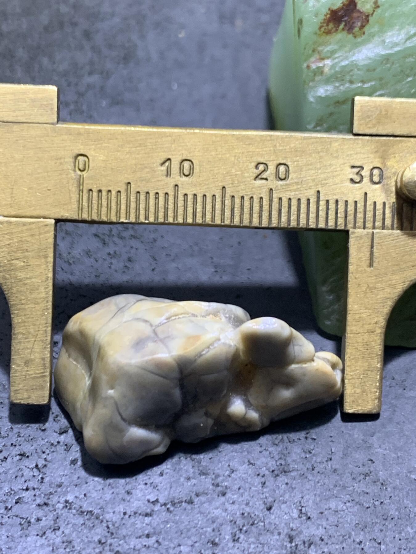 精美天然阿拉善戈壁罕见龟裂纹彩玉原石一颗，