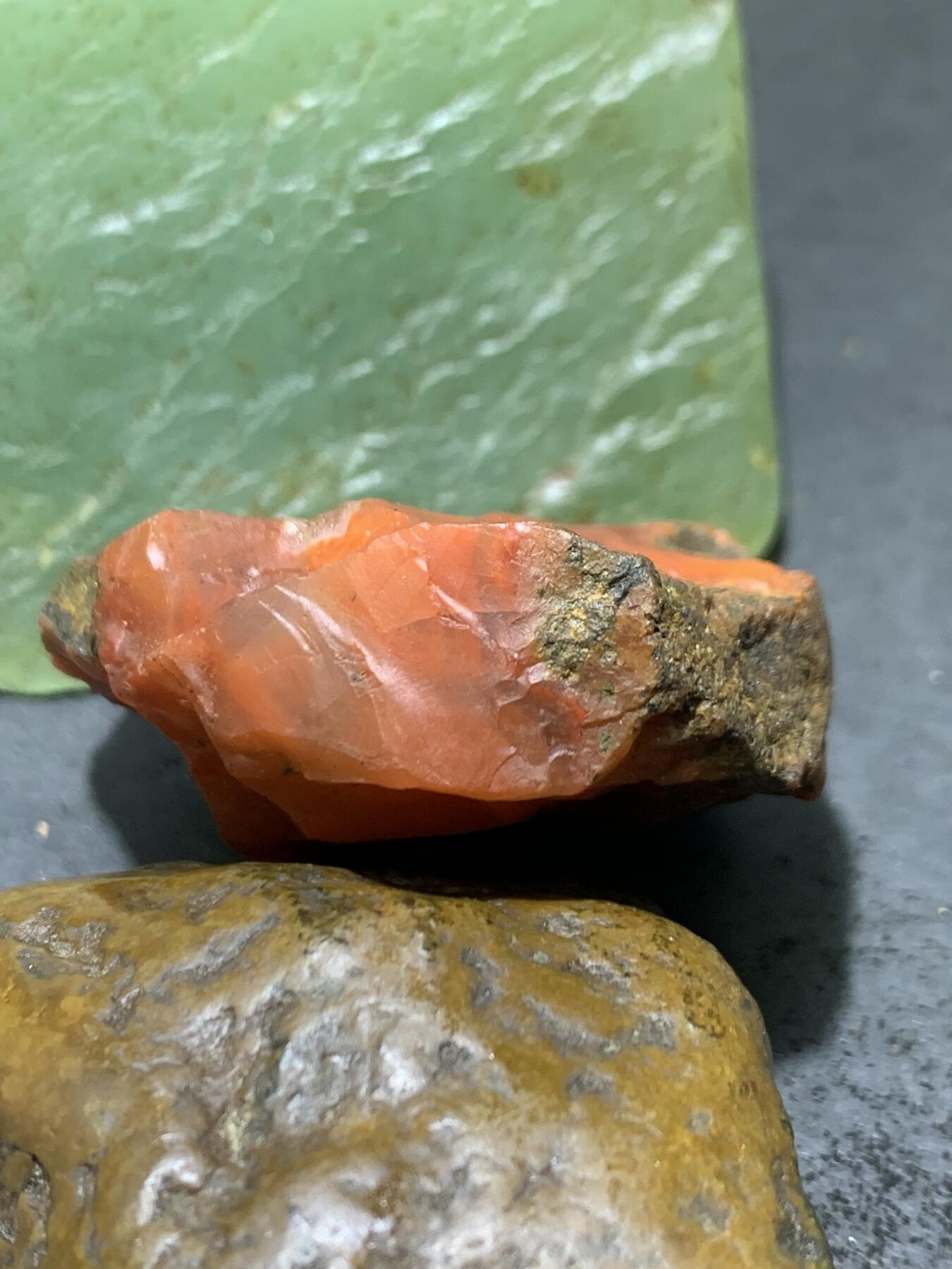 精美原皮晶洞柿子红南红玛瑙原石一颗，