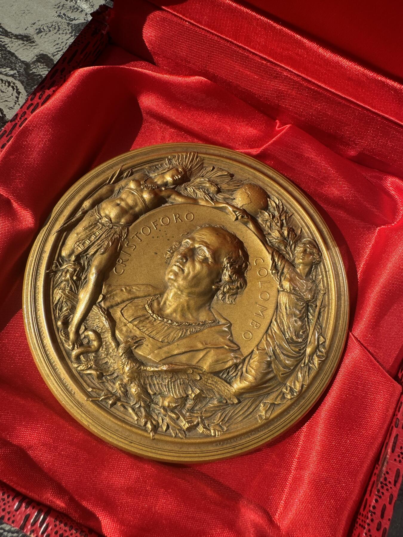 万国钱币拍卖第040期（万国2025新年大拍） NGC MS64 1922年意大利热那亚国际会议暨哥伦布发现美洲大陆430周年纪念大铜章 巨型102MM 名家Ludovico Pogliaghi设计 Angelo Cappuccio雕刻  结合了艺术、历史和收藏属性的顶级名章 400g 102mm 盒子一并赠送