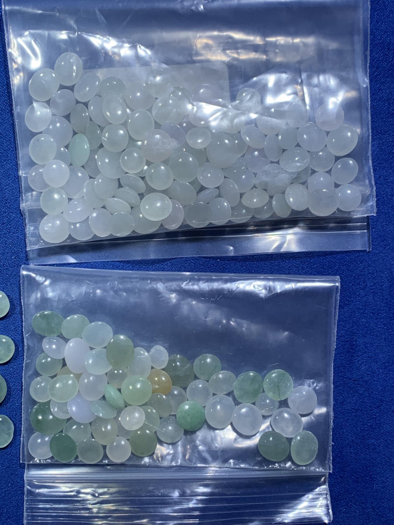 《竞宝斋》第343场 周日，周一，2场连拍 （全场包邮） 翡翠扁平镶嵌用小珠子 还有几个算盘珠 带证书 细节见图
