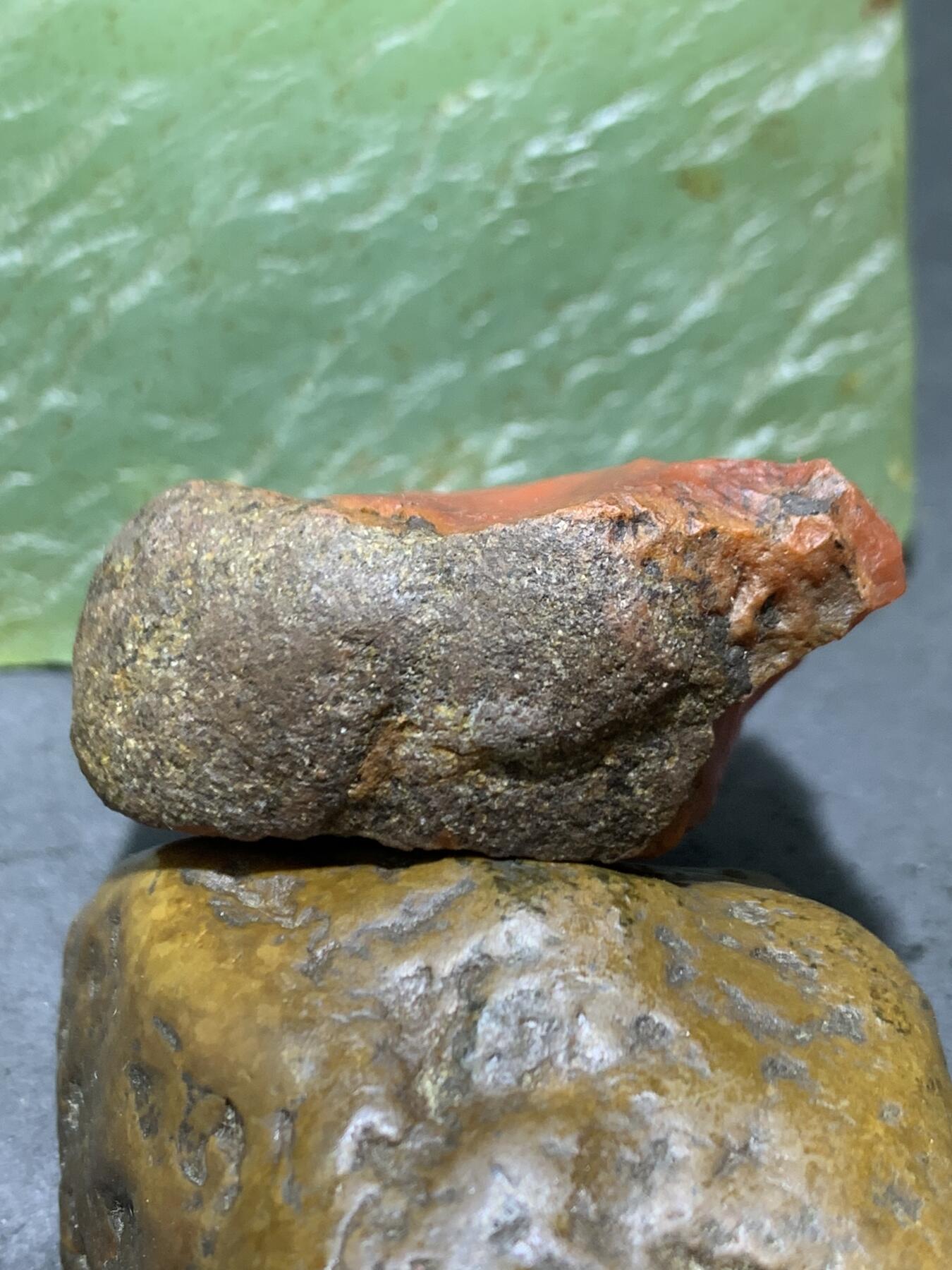 精美原皮晶洞柿子红南红玛瑙原石一颗，
