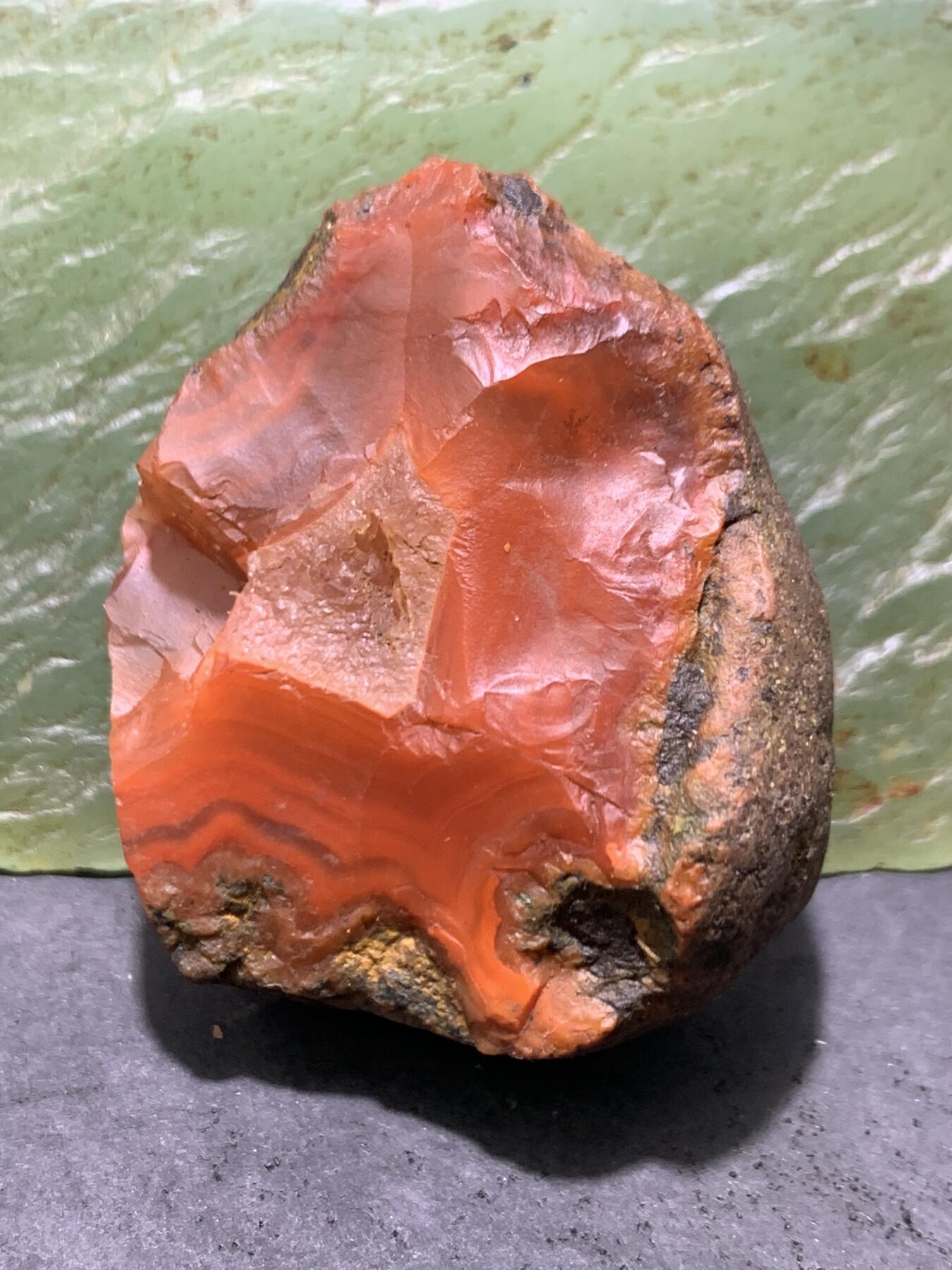 精美原皮晶洞柿子红南红玛瑙原石一颗，