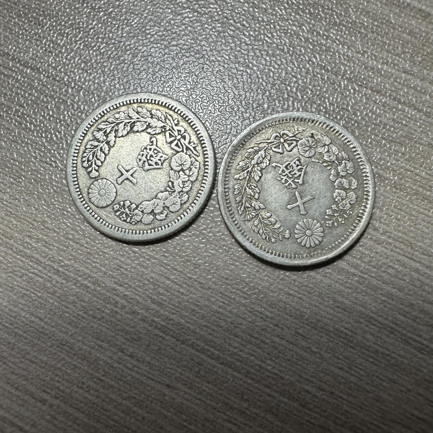 2025首场 世界钱币，章 特年10钱两枚，品相不错