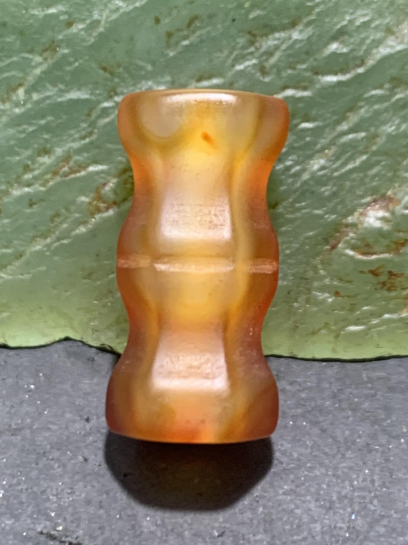 精美亚光高玉化红白双色缠丝玛瑙六棱桶珠一颗