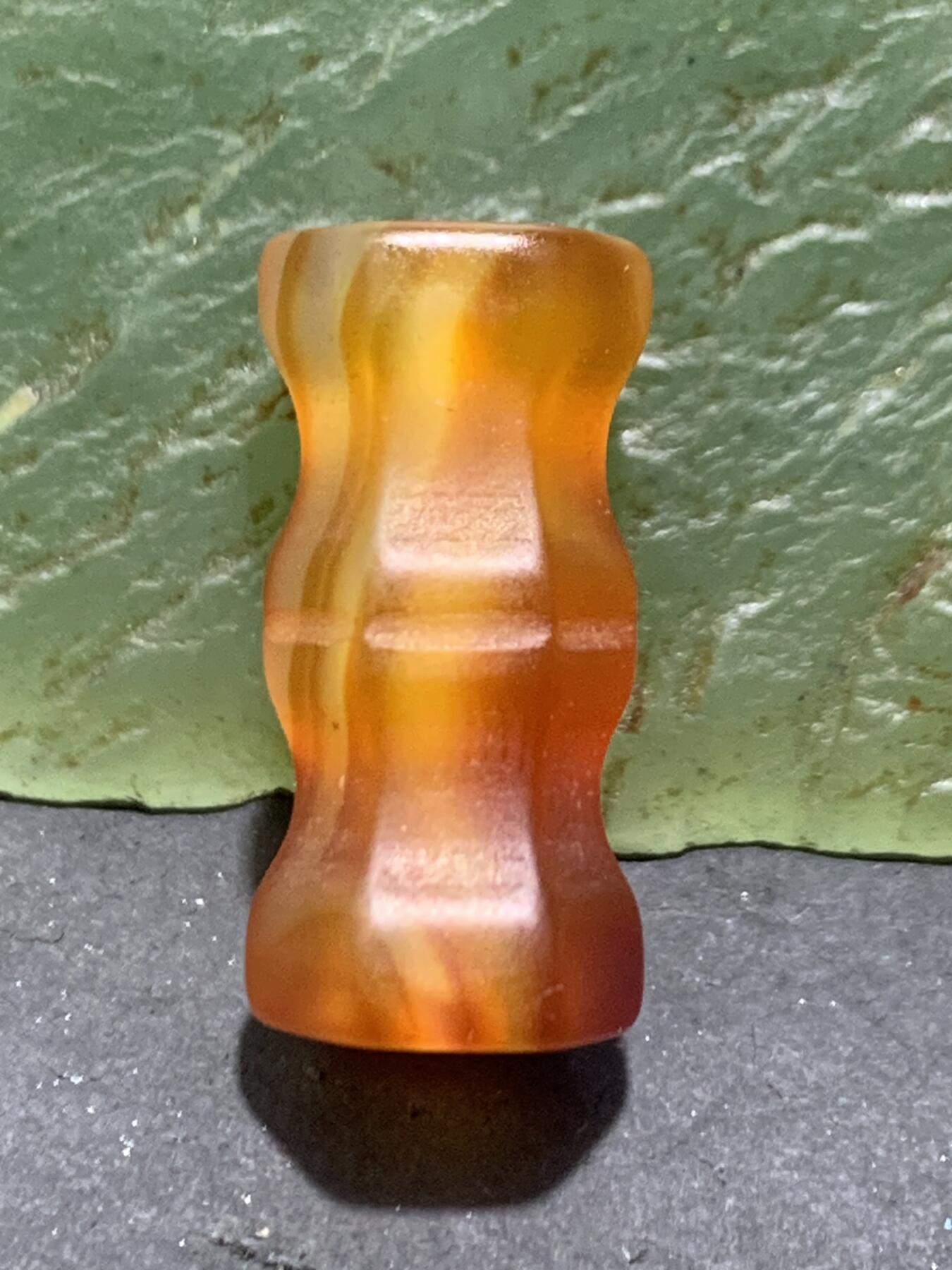 精美亚光高玉化红白双色缠丝玛瑙六棱桶珠一颗