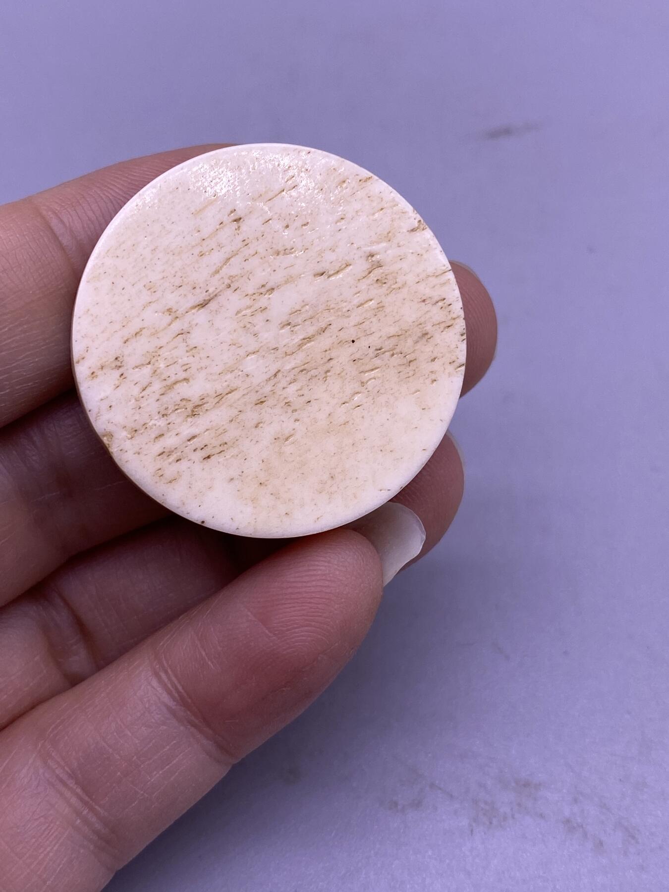 老骨雕八卦牌，尺寸3厘米，品相如图，200包快递