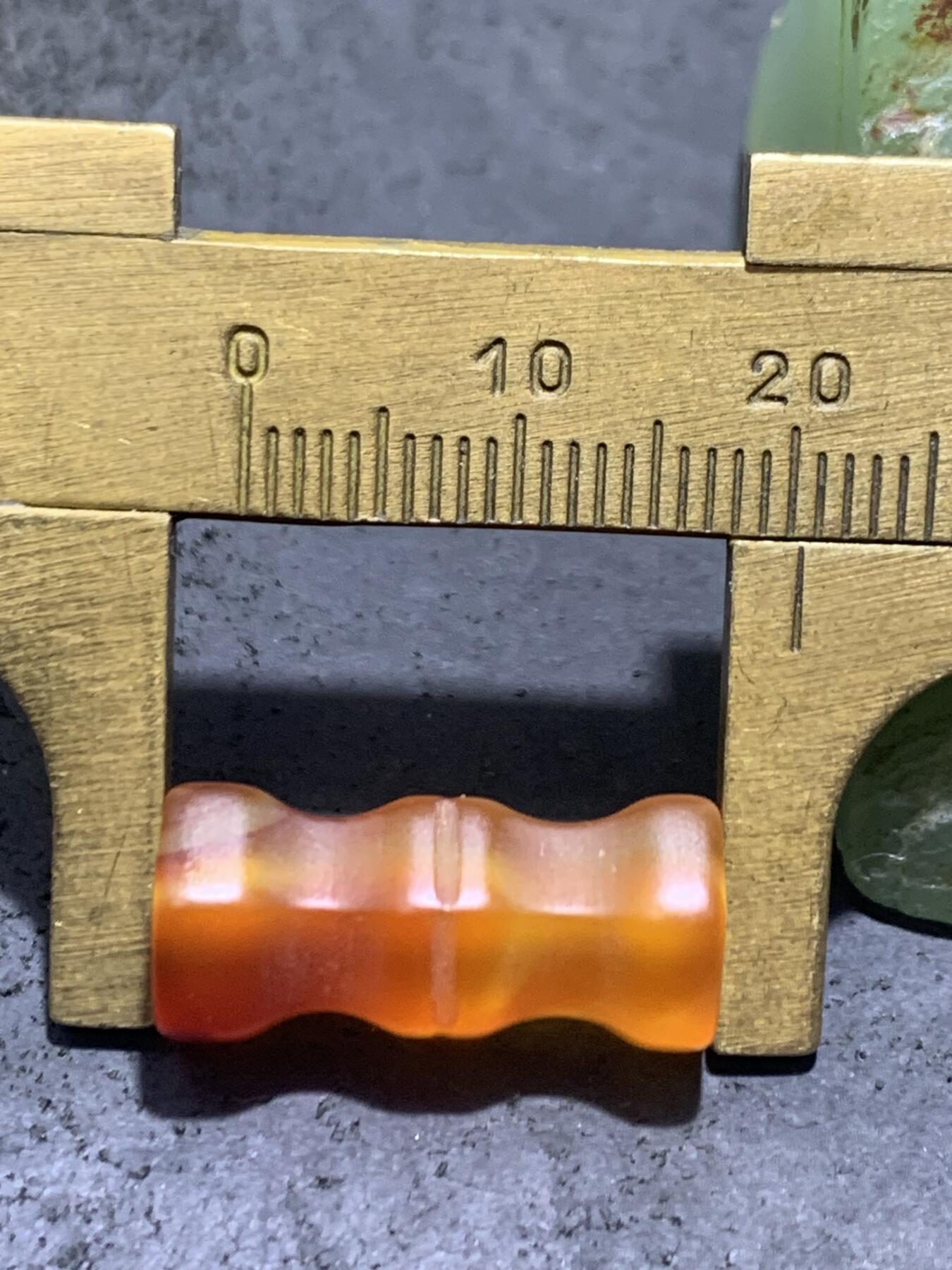 精美亚光高玉化红白双色缠丝玛瑙六棱桶珠一颗