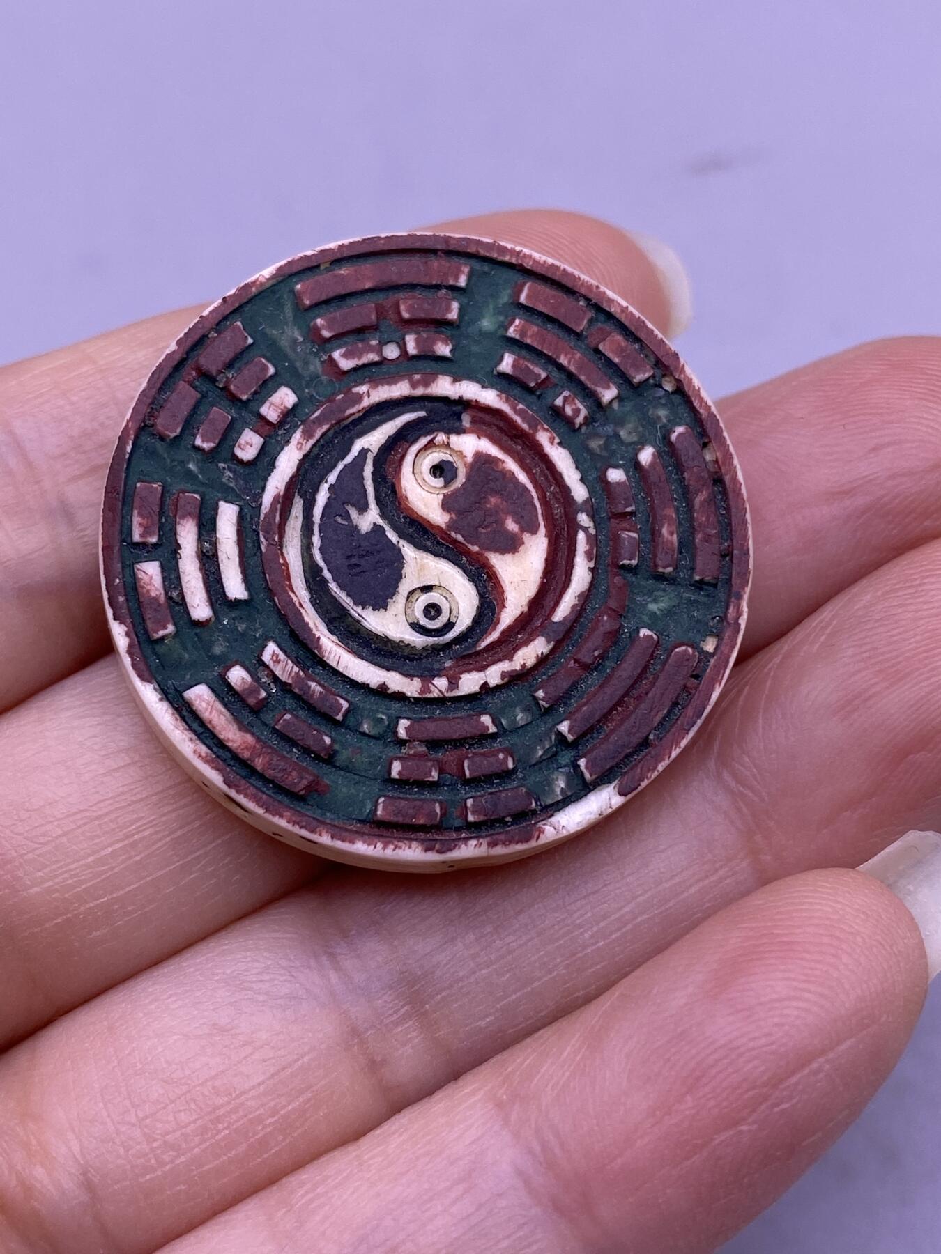 老骨雕八卦牌，尺寸3厘米，品相如图，200包快递