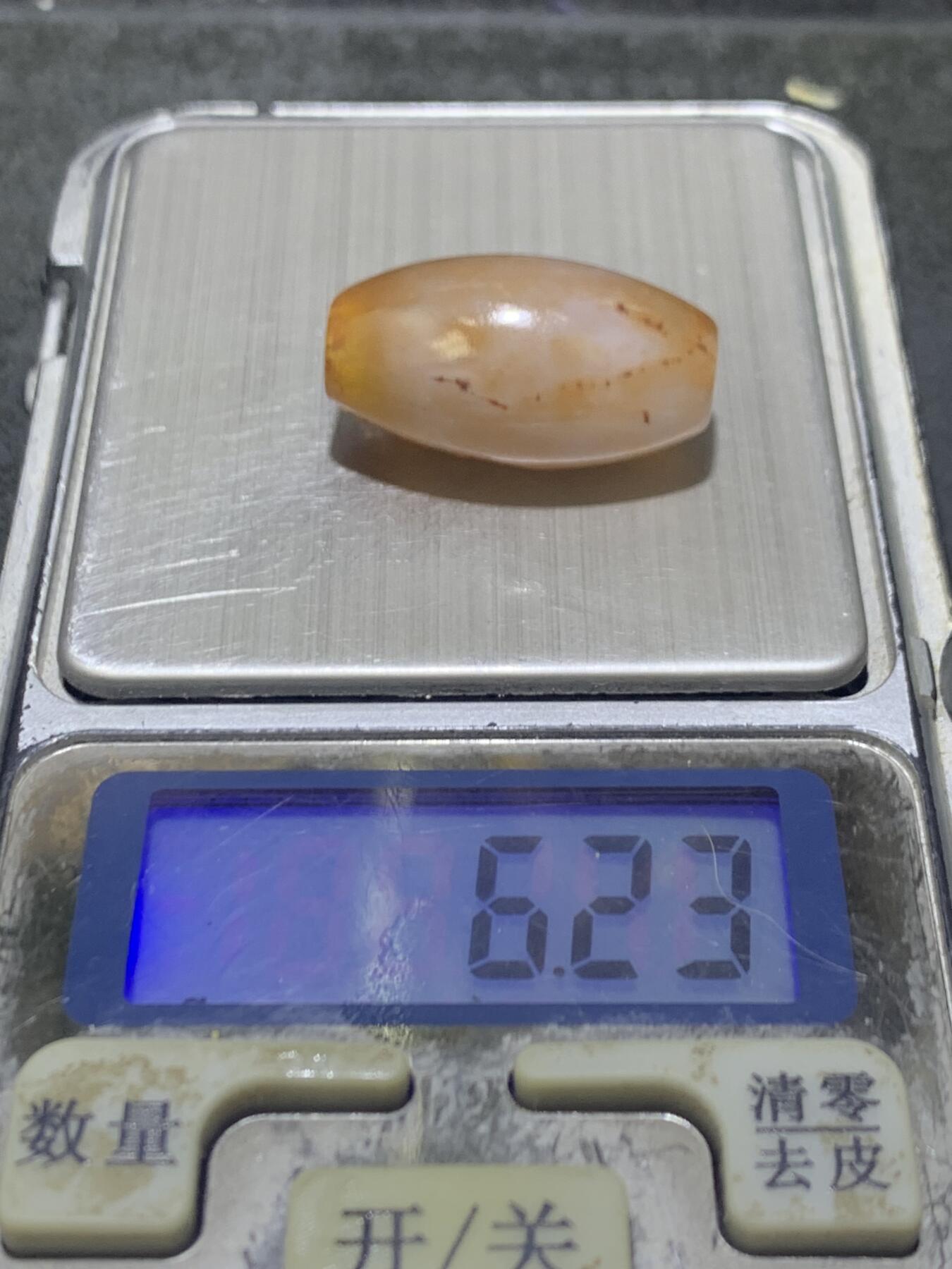 精美亚光冻料战国红玛瑙手工俏色巧雕玉兔桶珠一颗！
