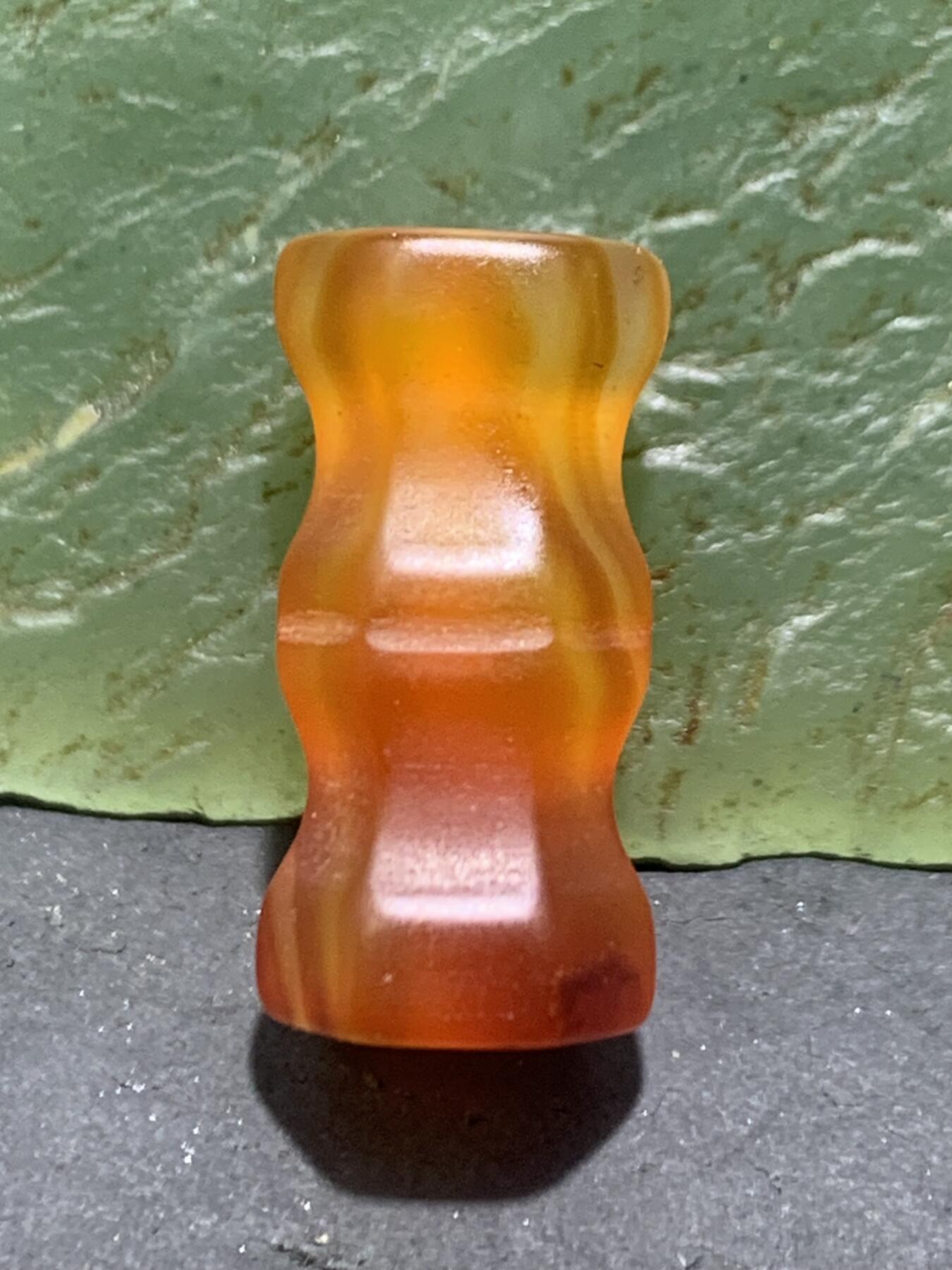 精美亚光高玉化红白双色缠丝玛瑙六棱桶珠一颗