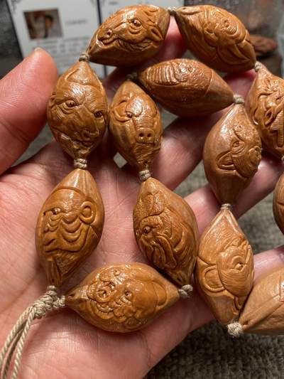 中国电影频道巜博览江苏》，百度《匠人百科》推荐雕刻师王红秋老师核雕作品新年福利 - 福利苏工核雕纯手工雕刻，十二生肖传奇，风格独特，，立体感十足表情丰富，尺寸2。2x3。95喜欢的来价格不贵