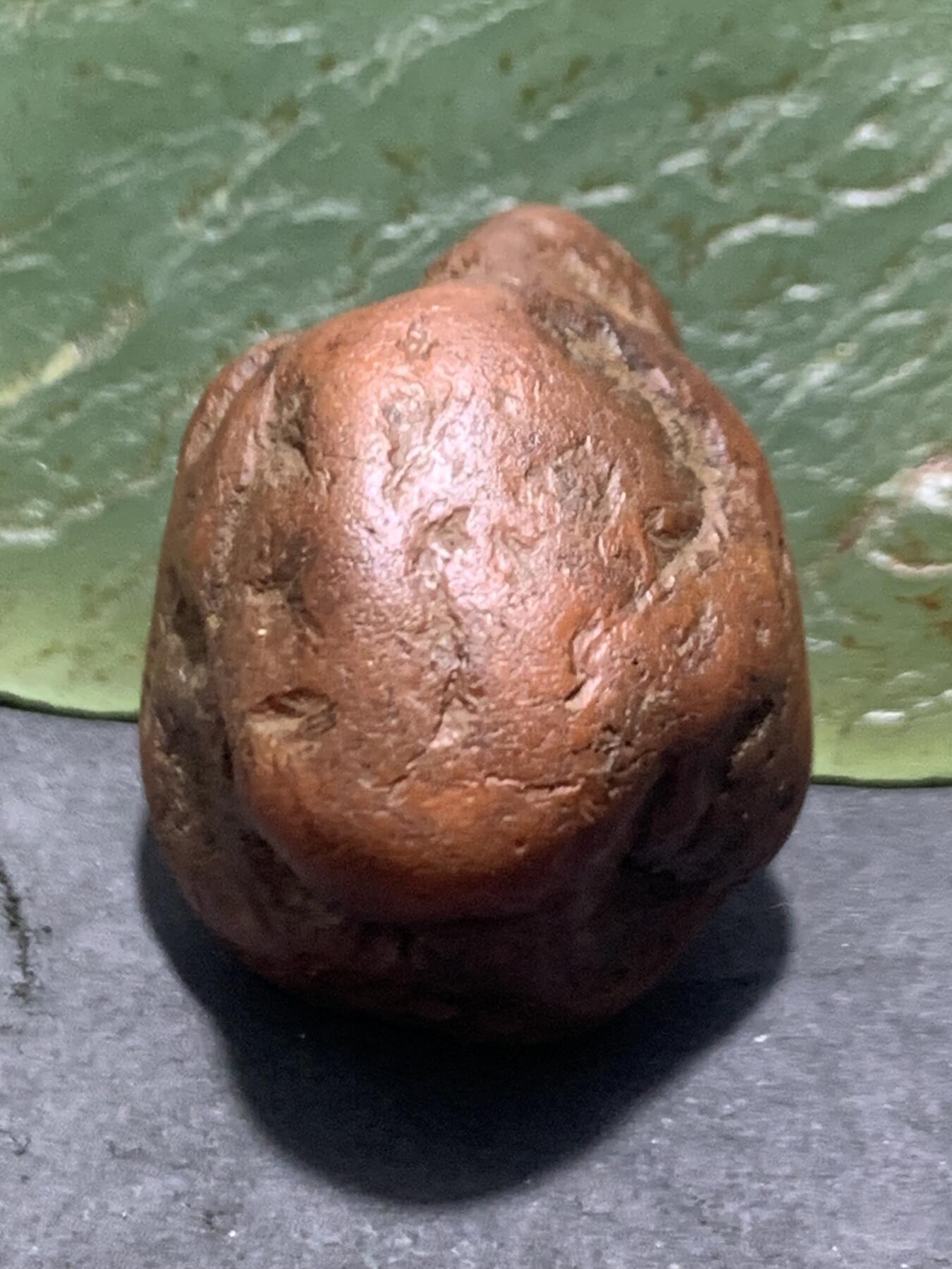 精美红皮原皮南红玛瑙原石一颗，