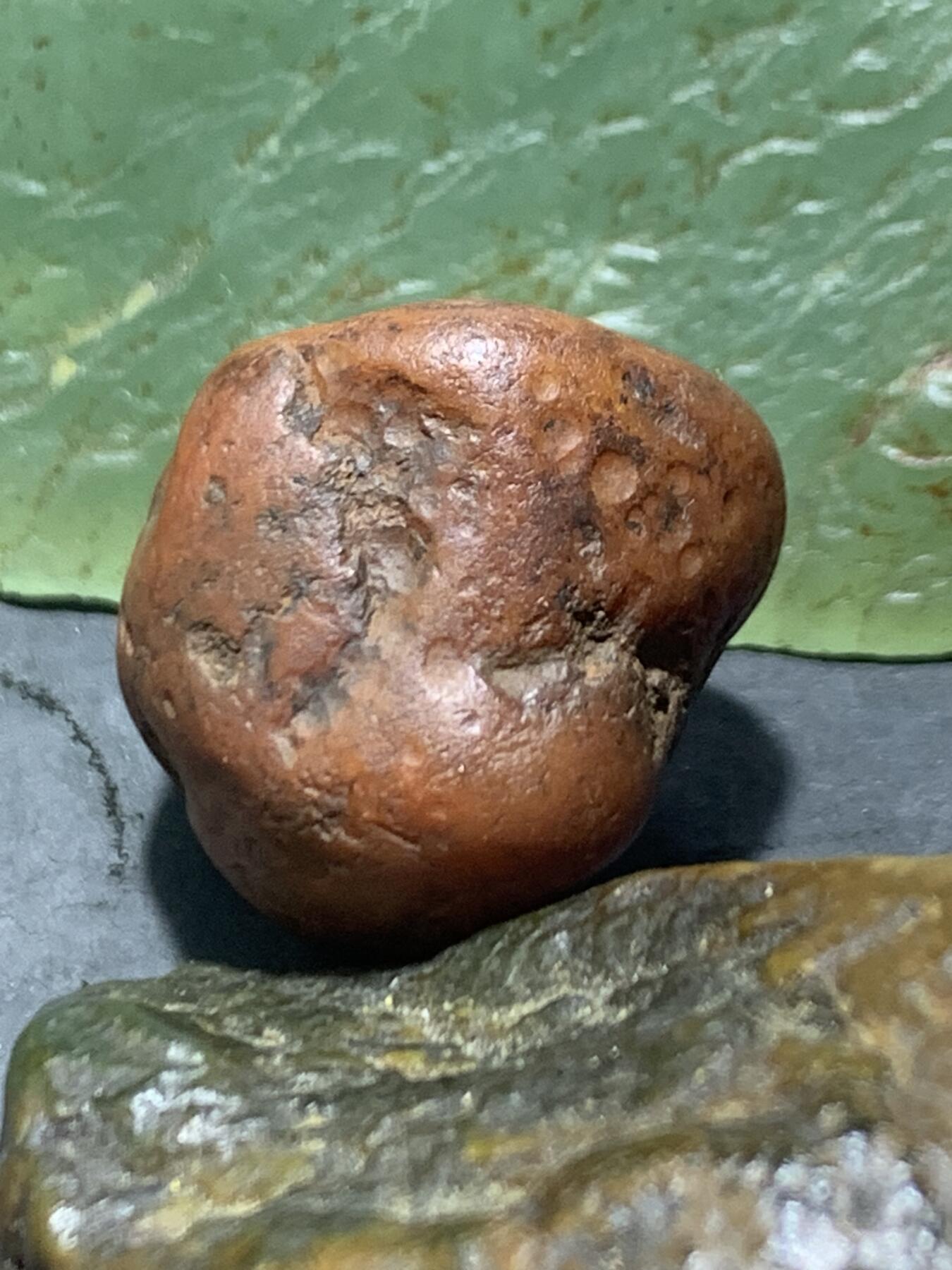 精美红皮原皮南红玛瑙原石一颗，