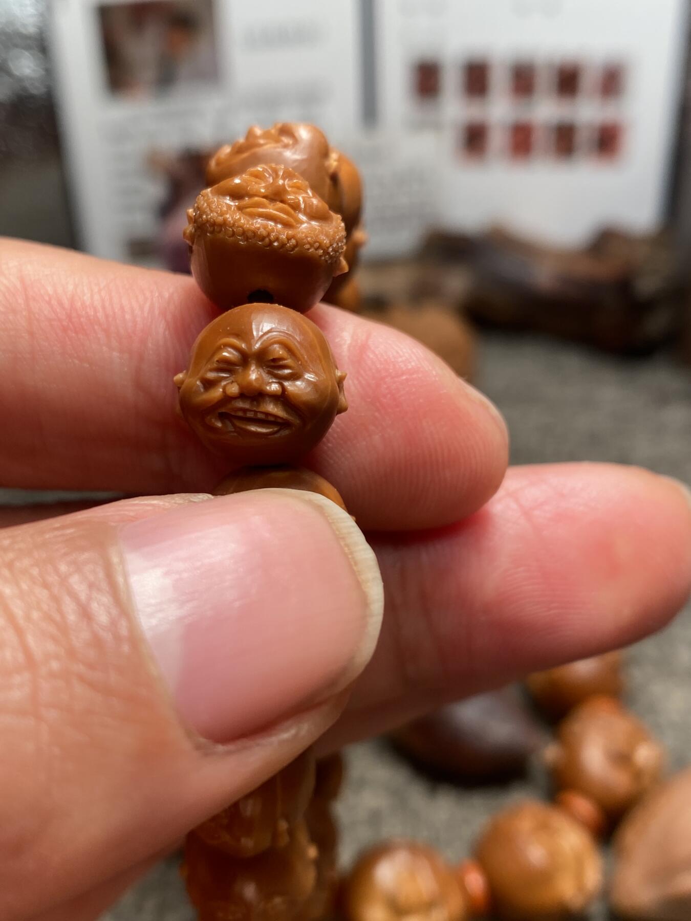 中国电影频道巜博览江苏》，百度《匠人百科》推荐雕刻师王红秋老师核雕作品新年福利 福利苏工核雕纯手工雕刻，小铁核小十八罗汉，立体感十足，尺寸1。25x1.15喜欢的来价格不贵