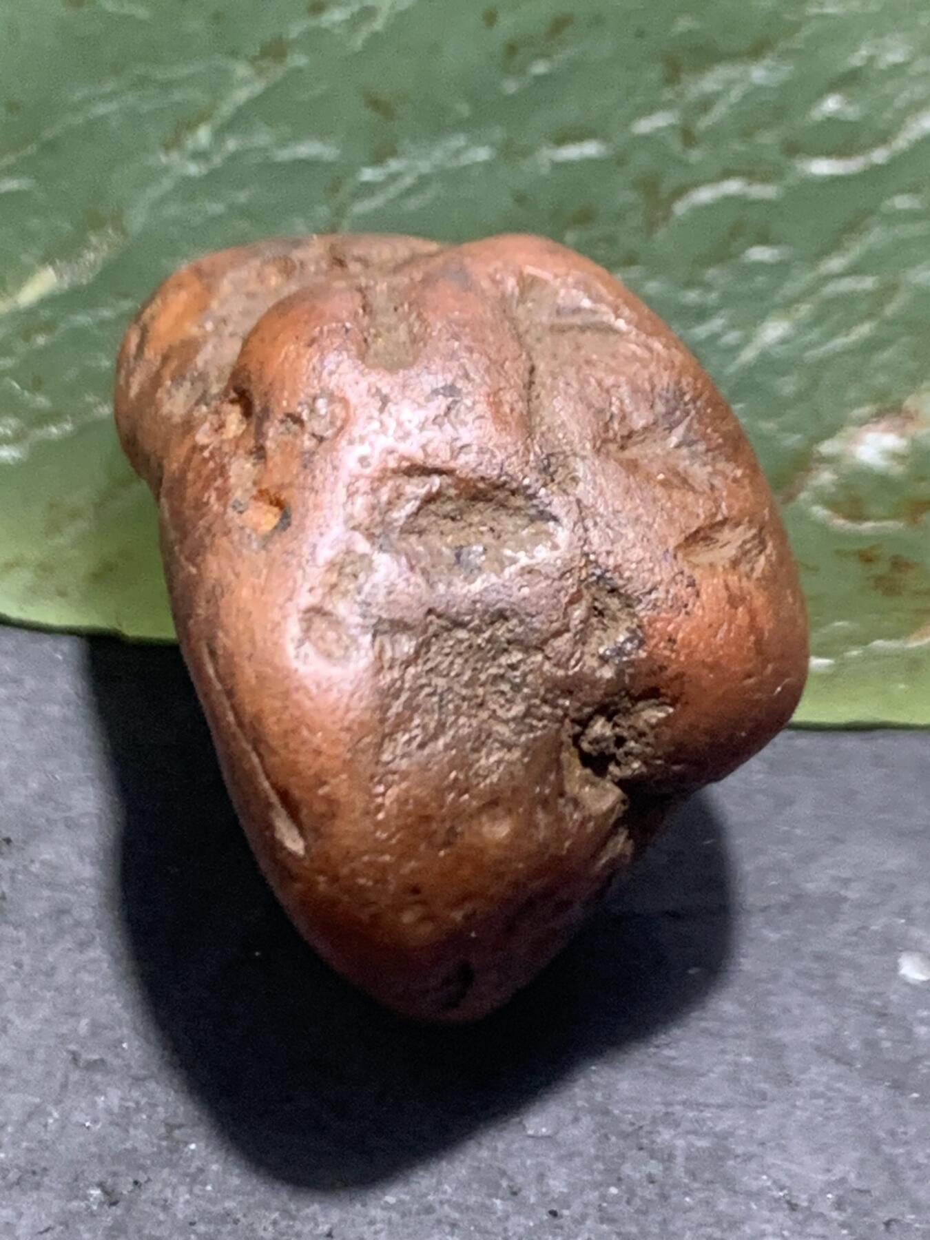 精美红皮原皮南红玛瑙原石一颗，