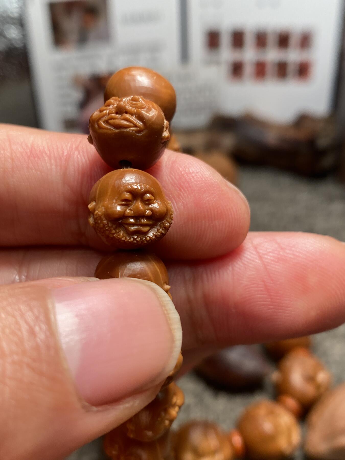 中国电影频道巜博览江苏》，百度《匠人百科》推荐雕刻师王红秋老师核雕作品新年福利 福利苏工核雕纯手工雕刻，小铁核小十八罗汉，立体感十足，尺寸1。25x1.15喜欢的来价格不贵