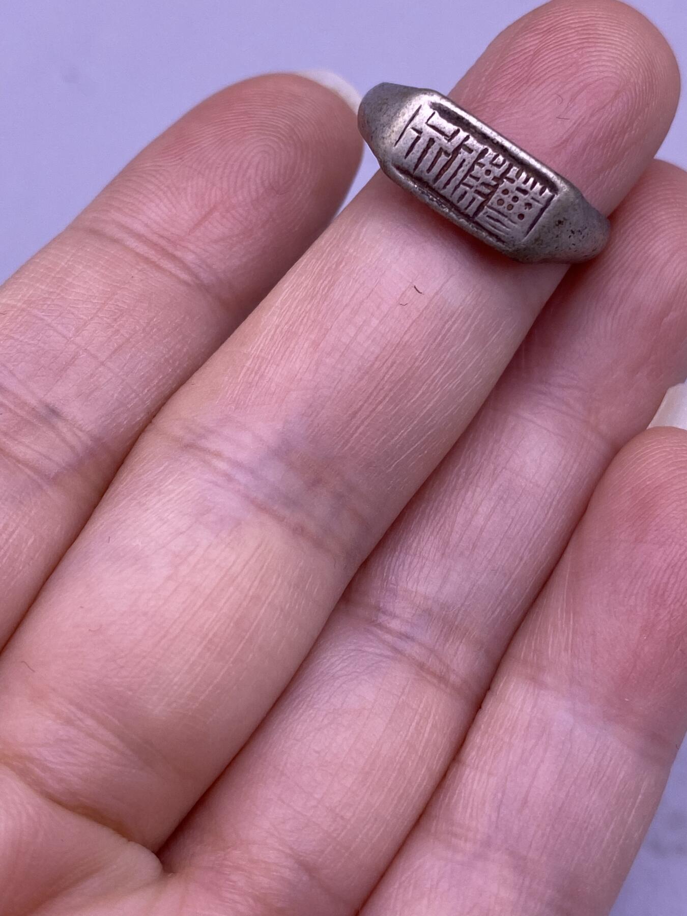 老银狮头挂件，戒指，尺寸分别2.2/1.6厘米，品相如图，150包快递