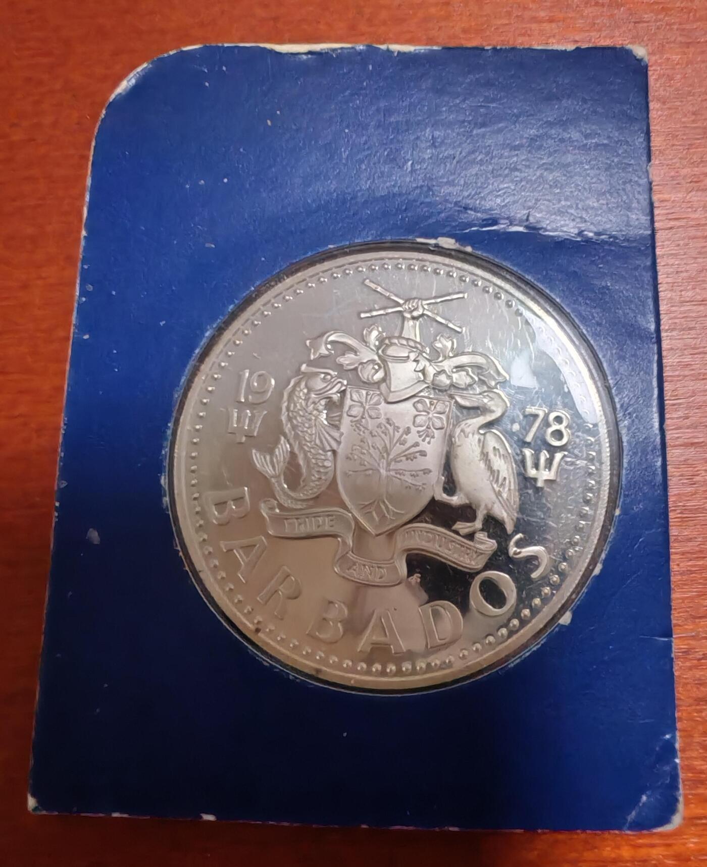 长老汇龙年精选第四十场拍卖 1978巴巴多斯贝壳喷泉5元精制银币，卡装剪片，仅有4000多枚