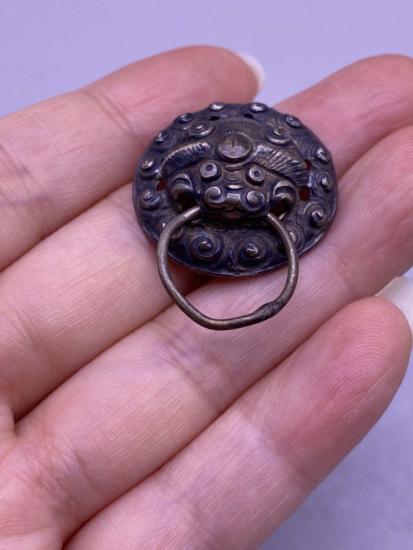 老银狮头挂件，戒指，尺寸分别2.2/1.6厘米，品相如图，150包快递