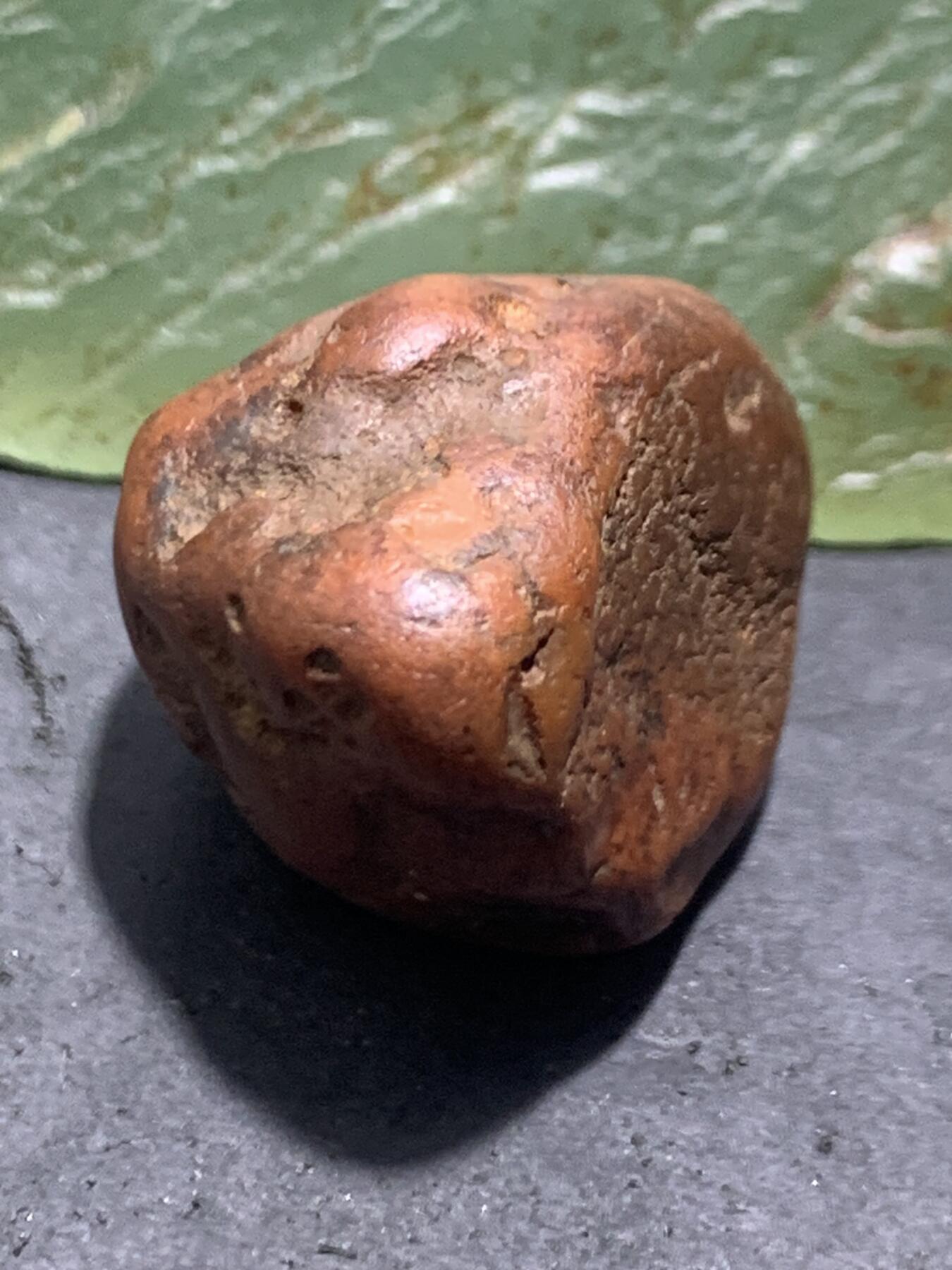 精美红皮原皮南红玛瑙原石一颗，