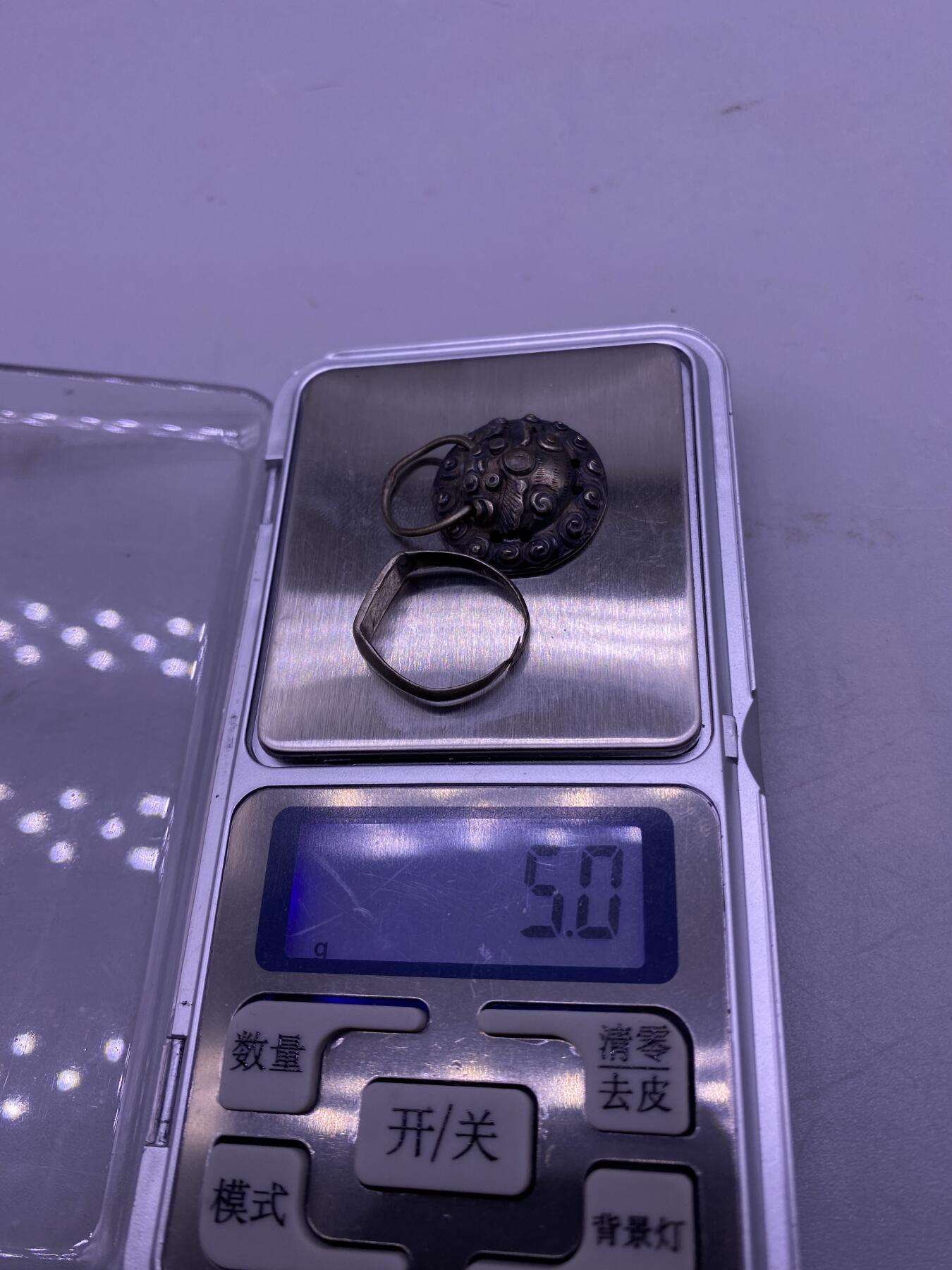 老银狮头挂件，戒指，尺寸分别2.2/1.6厘米，品相如图，150包快递