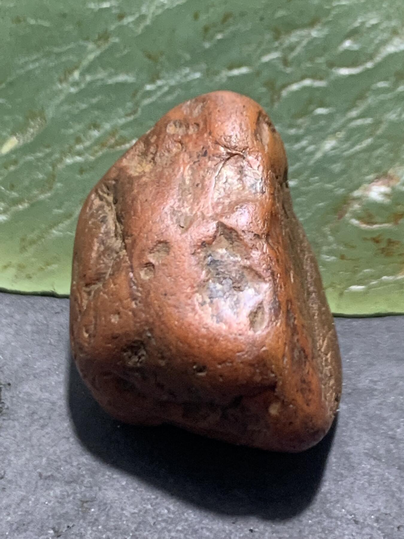精美红皮原皮南红玛瑙原石一颗，