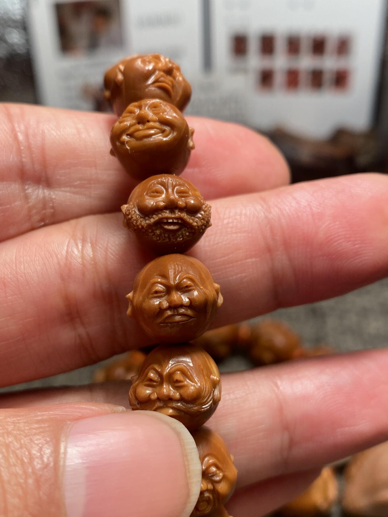 中国电影频道巜博览江苏》，百度《匠人百科》推荐雕刻师王红秋老师核雕作品新年福利 福利苏工核雕纯手工雕刻，小铁核小十八罗汉，立体感十足，尺寸1。25x1.15喜欢的来价格不贵