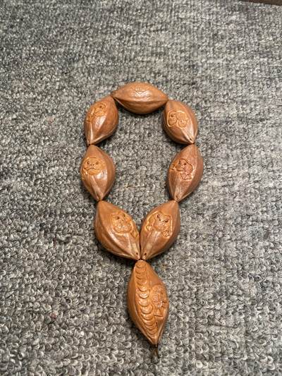 中国电影频道巜博览江苏》，百度《匠人百科》推荐雕刻师王红秋老师核雕作品新年福利 - 福利苏工核雕纯手工雕刻，金蟾出洞，大财必来，立体感十足表情丰富，尺寸2。2x3。95喜欢的来价格不贵