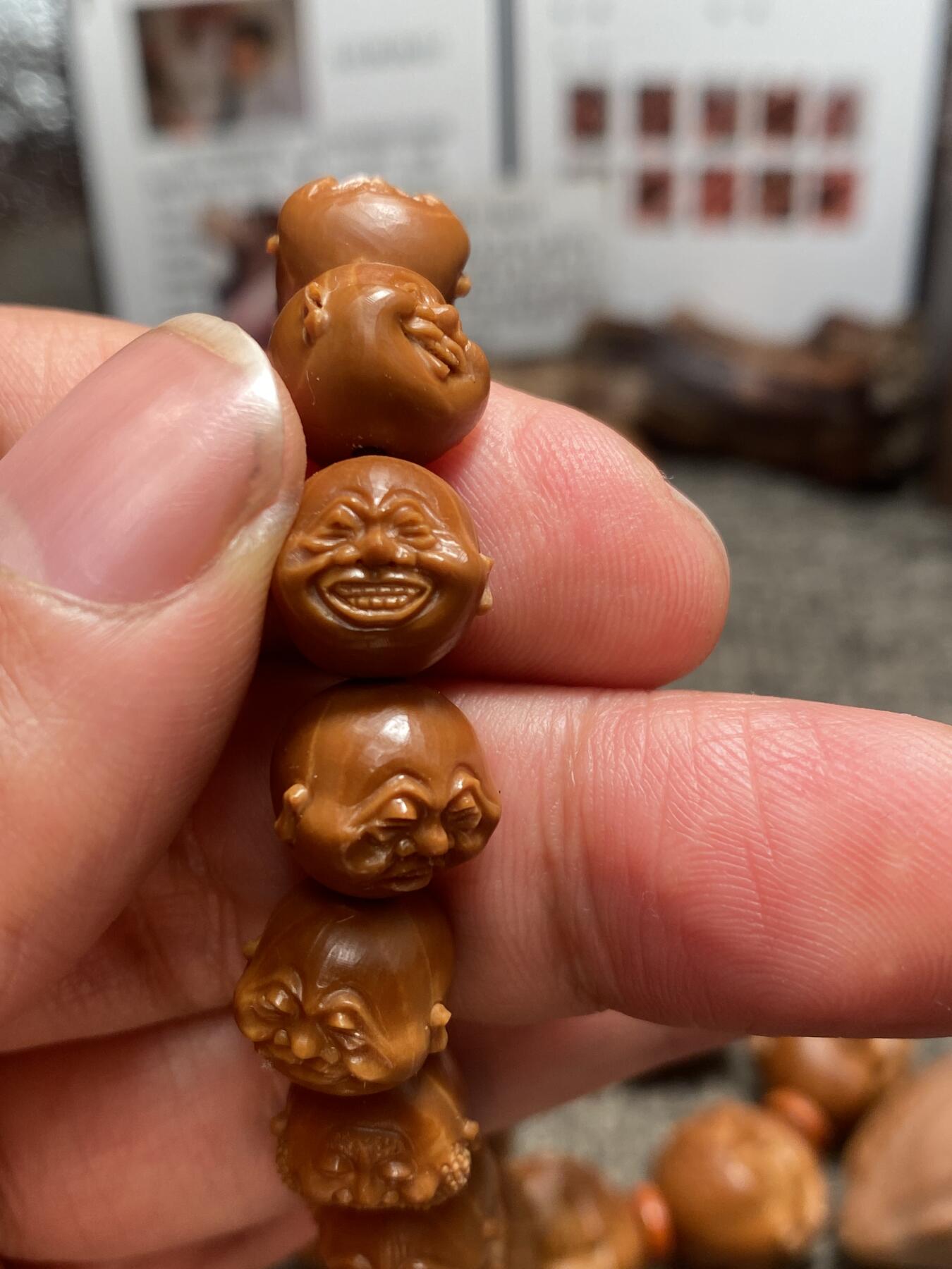中国电影频道巜博览江苏》，百度《匠人百科》推荐雕刻师王红秋老师核雕作品新年福利 福利苏工核雕纯手工雕刻，小铁核小十八罗汉，立体感十足，尺寸1。25x1.15喜欢的来价格不贵