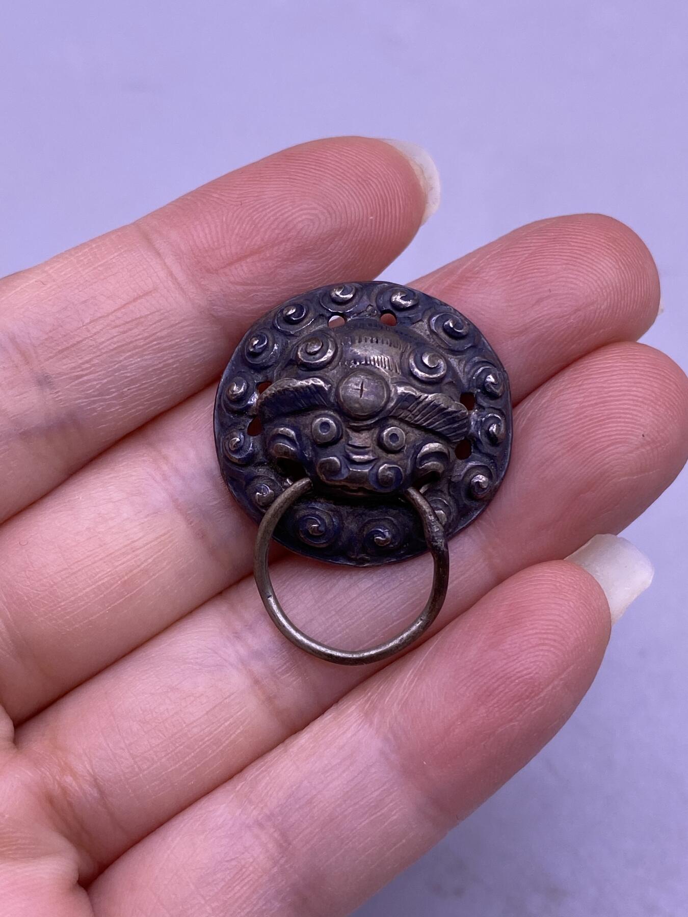 老银狮头挂件，戒指，尺寸分别2.2/1.6厘米，品相如图，150包快递