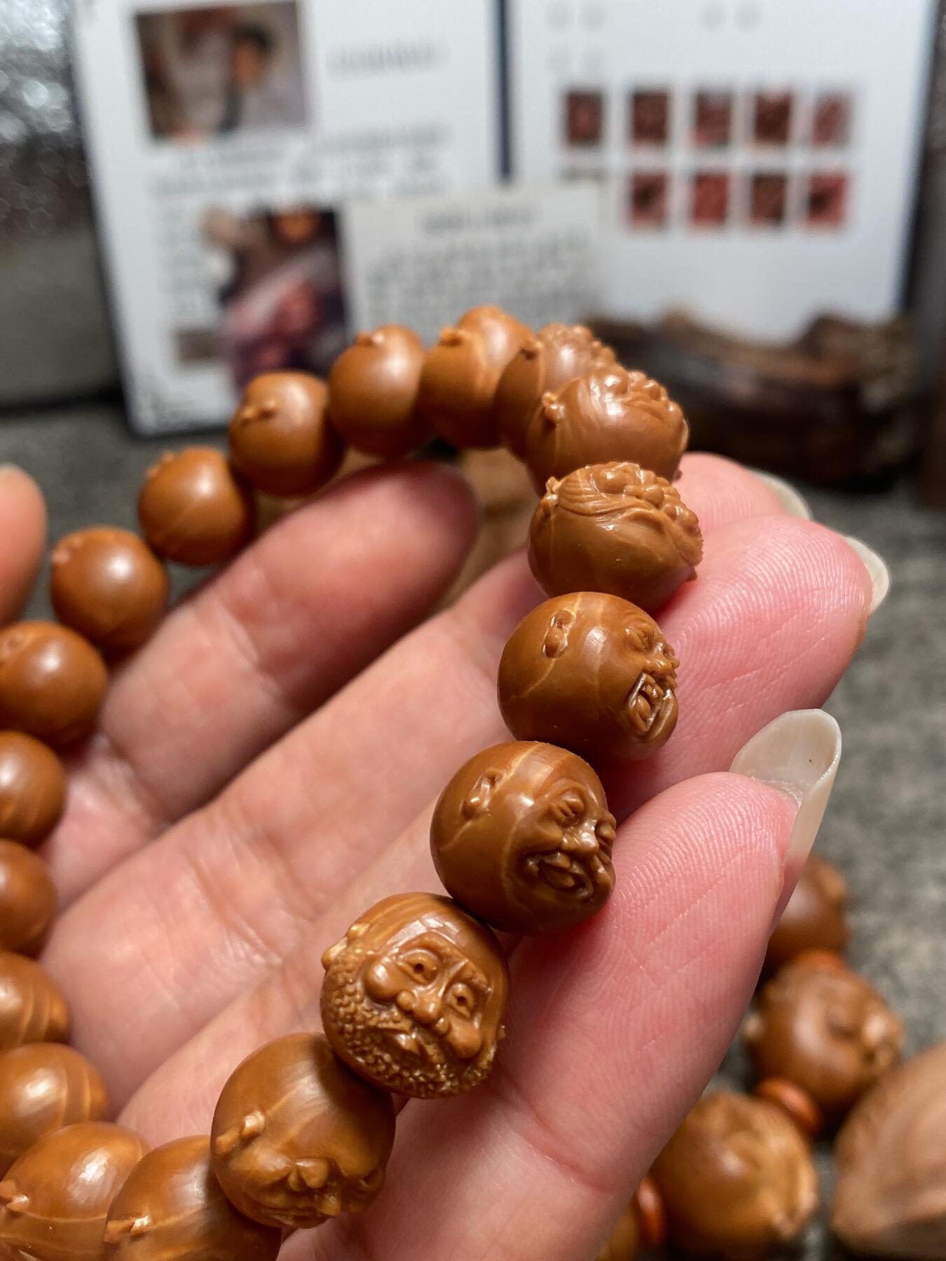 中国电影频道巜博览江苏》，百度《匠人百科》推荐雕刻师王红秋老师核雕作品新年福利 福利苏工核雕纯手工雕刻，小铁核小十八罗汉，立体感十足，尺寸1。25x1.15喜欢的来价格不贵