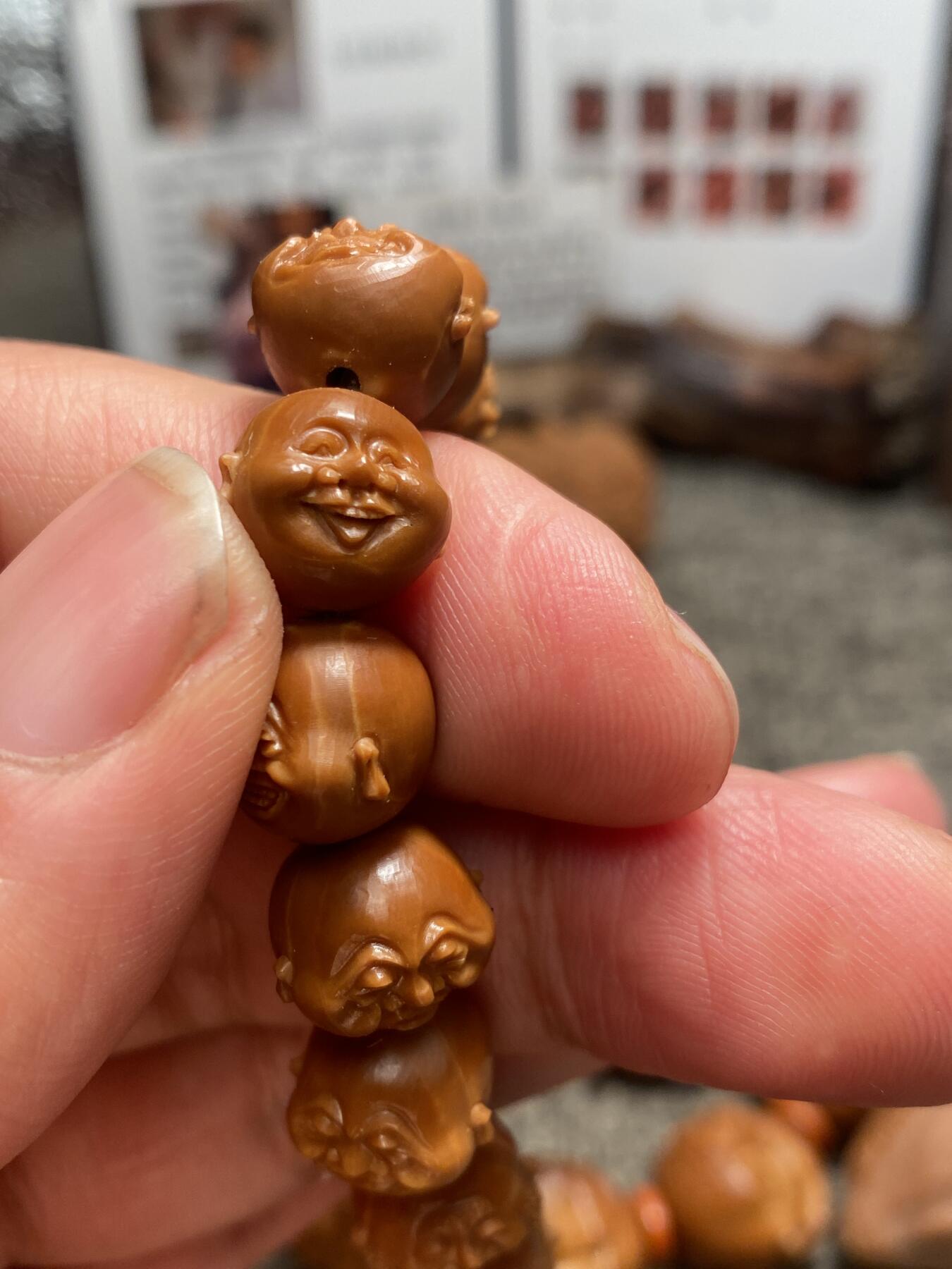 中国电影频道巜博览江苏》，百度《匠人百科》推荐雕刻师王红秋老师核雕作品新年福利 福利苏工核雕纯手工雕刻，小铁核小十八罗汉，立体感十足，尺寸1。25x1.15喜欢的来价格不贵