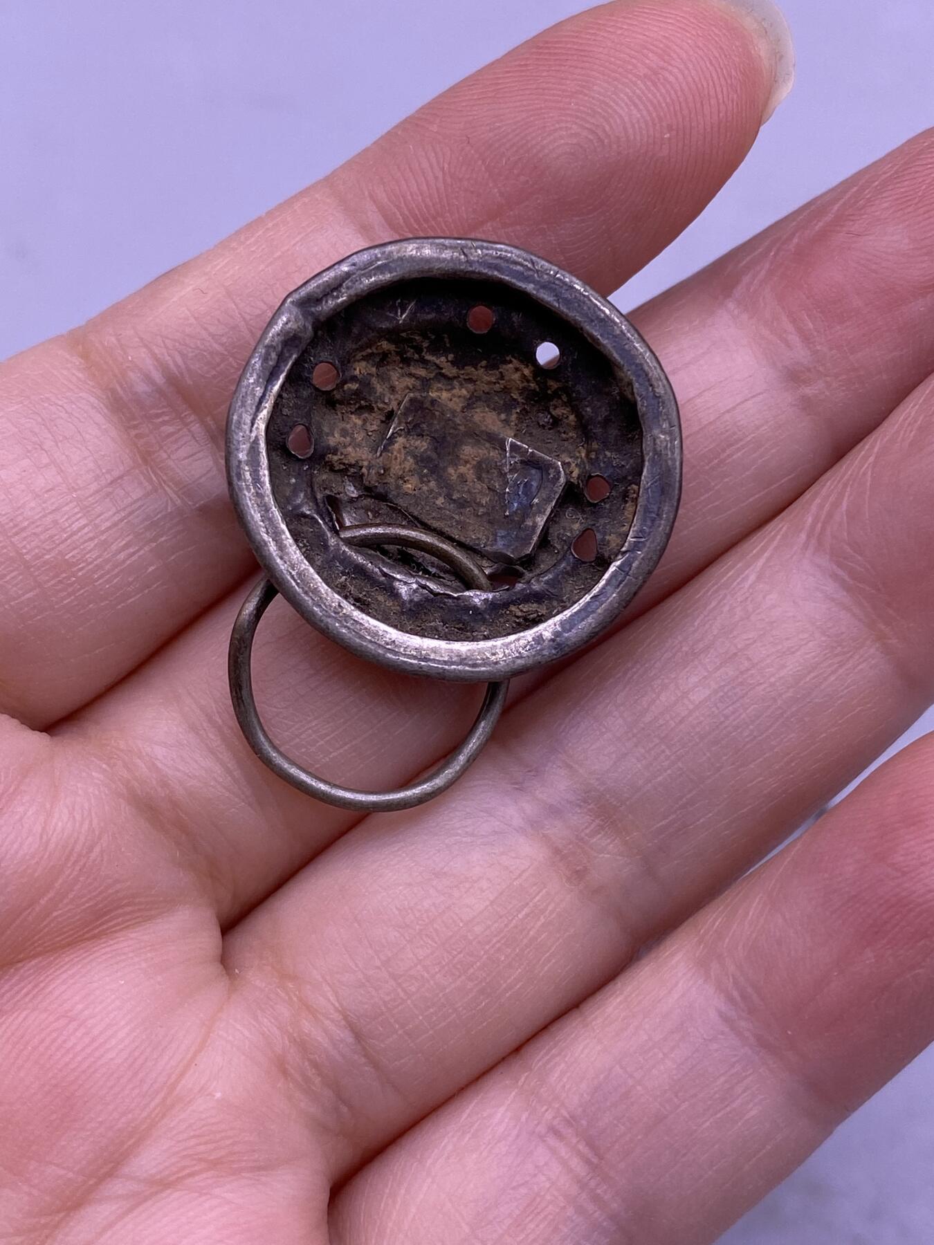 老银狮头挂件，戒指，尺寸分别2.2/1.6厘米，品相如图，150包快递