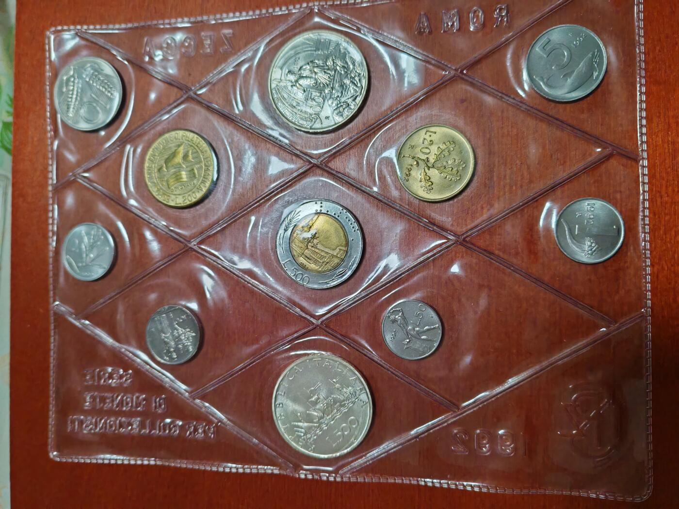长老汇龙年精选第四十场拍卖 1992意大利11枚套币，含银币两枚，卡装