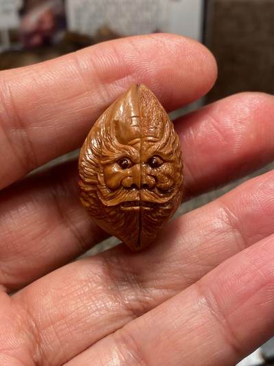 中国电影频道巜博览江苏》，百度《匠人百科》推荐雕刻师王红秋老师核雕作品新年福利 - 福利苏工核雕纯手工雕刻，八花孤品，一念钟馗捉鬼，市场罕见，立体感十足，尺寸2。45x3。39喜欢的来价格不贵