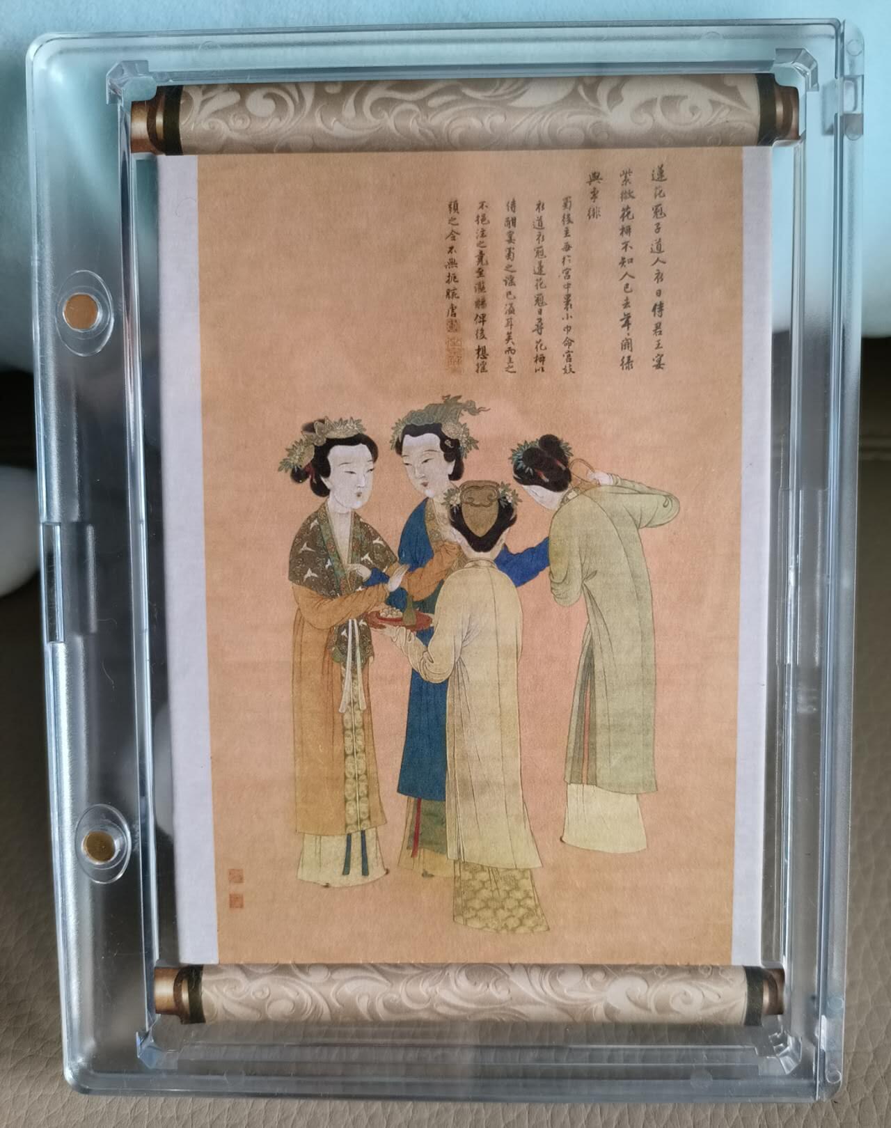 龍虎卡牌 第XX场 （五虎上将参上） 摆台 唐寅画作《王蜀官妓图》（带原装卡砖、支架和礼盒）图中卡片仅作尺寸参照用途
