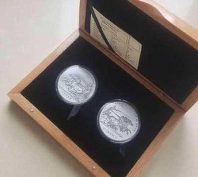 【币将精彩】世界钱币拍卖（2025-12-10） - 刚果加纳2001年太阳神战车凹凸银币两枚  每枚银1盎司，发行15000套，带证书包装。