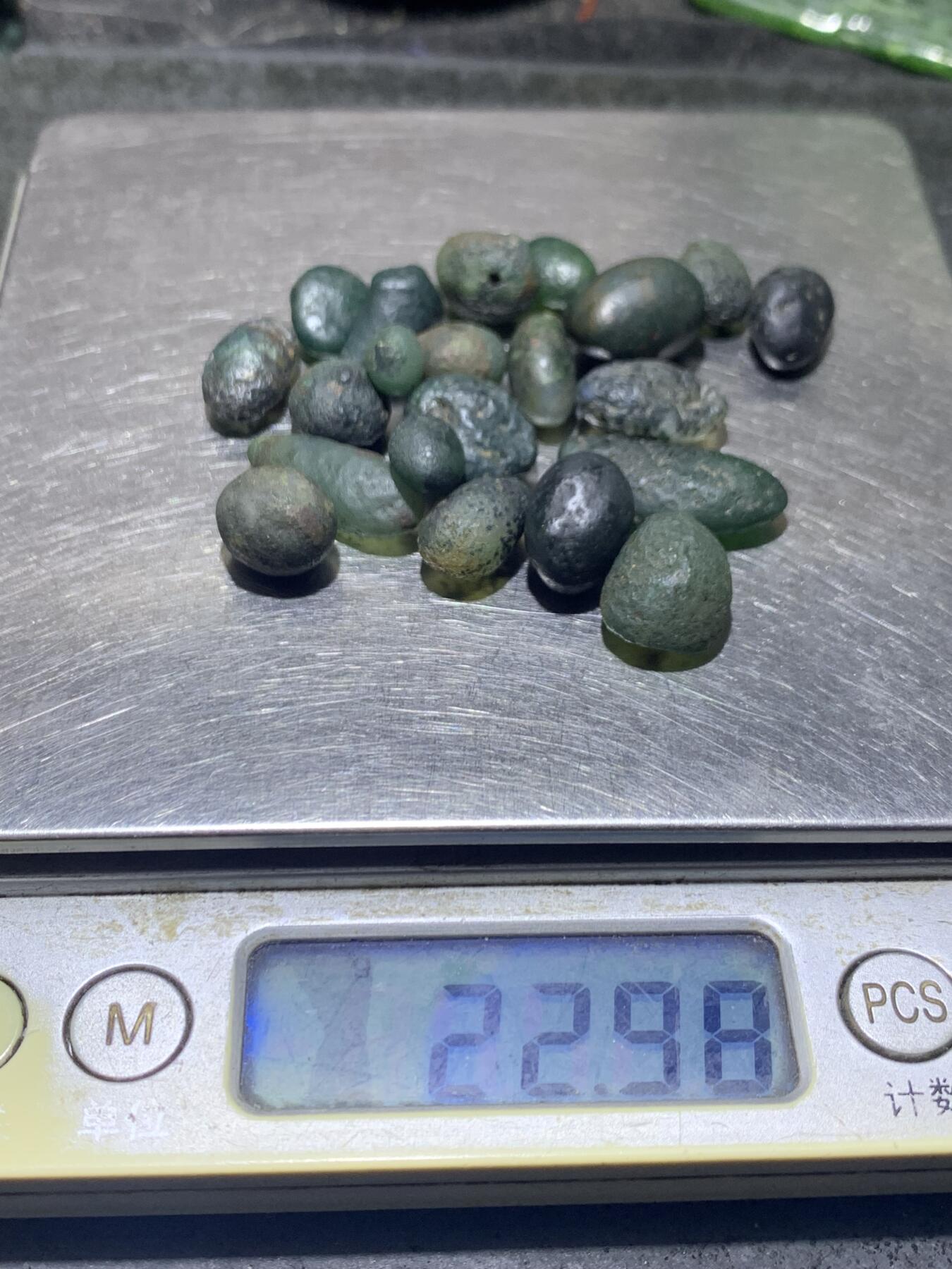 精美阿拉善戈壁绿玛瑙原石一组，，