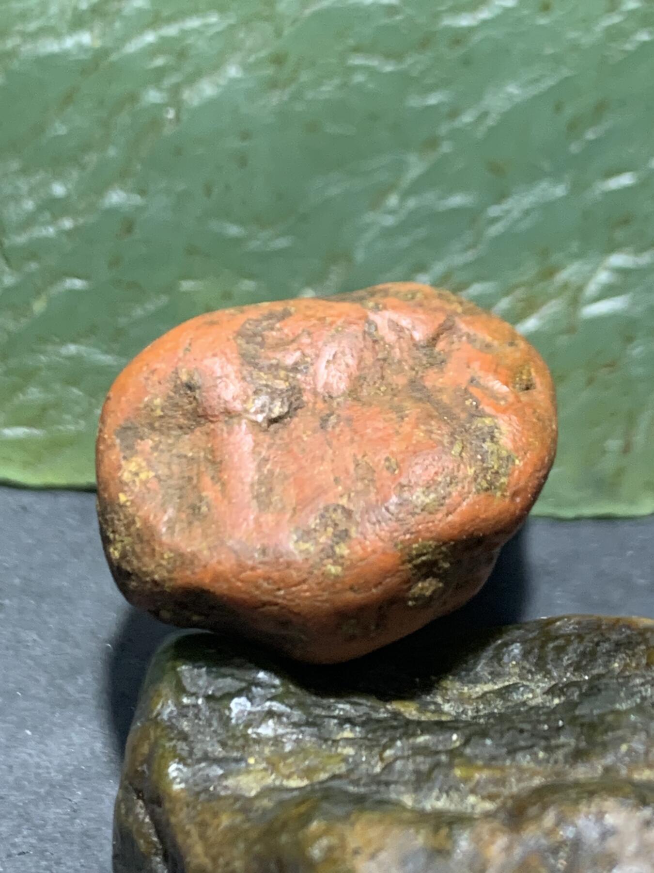 精美红皮柿子红原皮南红玛瑙原石一颗