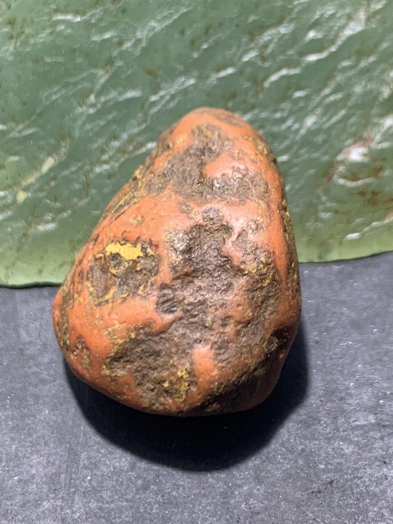 精美红皮柿子红原皮南红玛瑙原石一颗