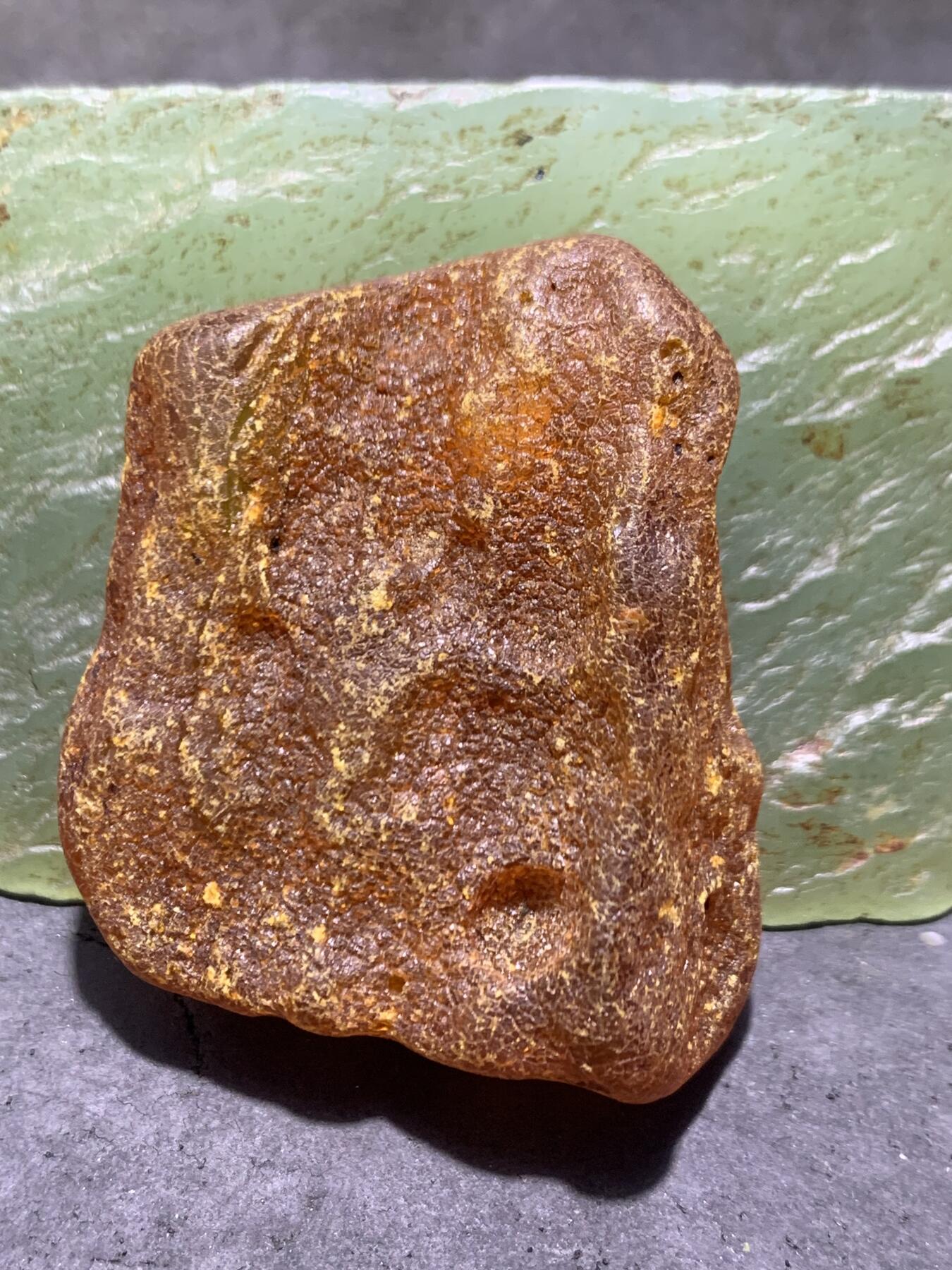 精美波罗的海风化皮蜜蜡原石一块，