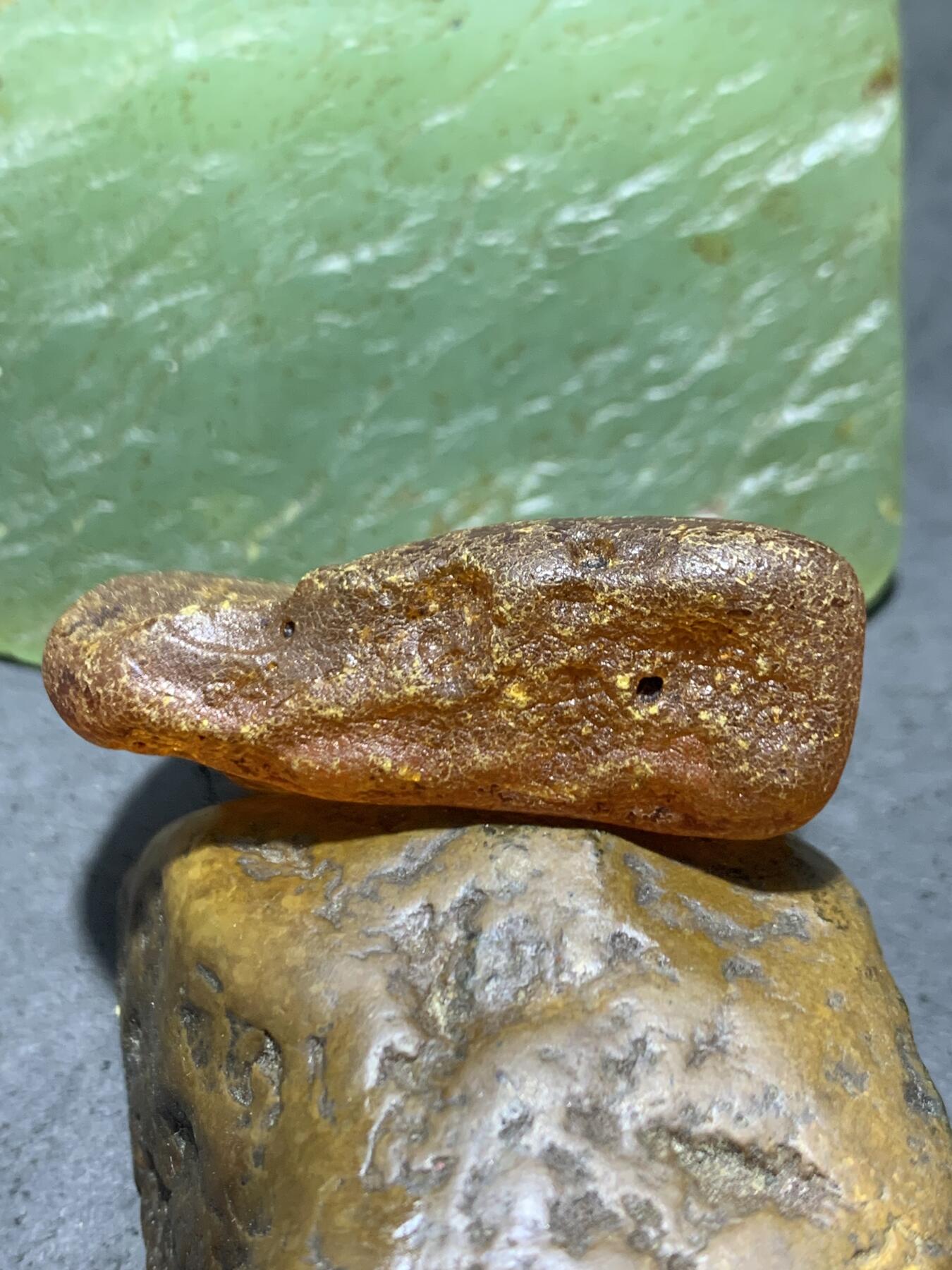 精美波罗的海风化皮蜜蜡原石一块，