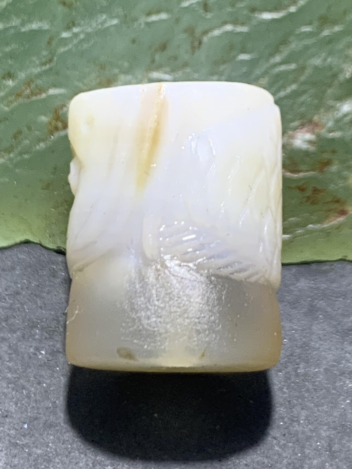 精美高玉化亚光海洋玉髓手工俏色巧雕龙鱼随形桶珠一个！