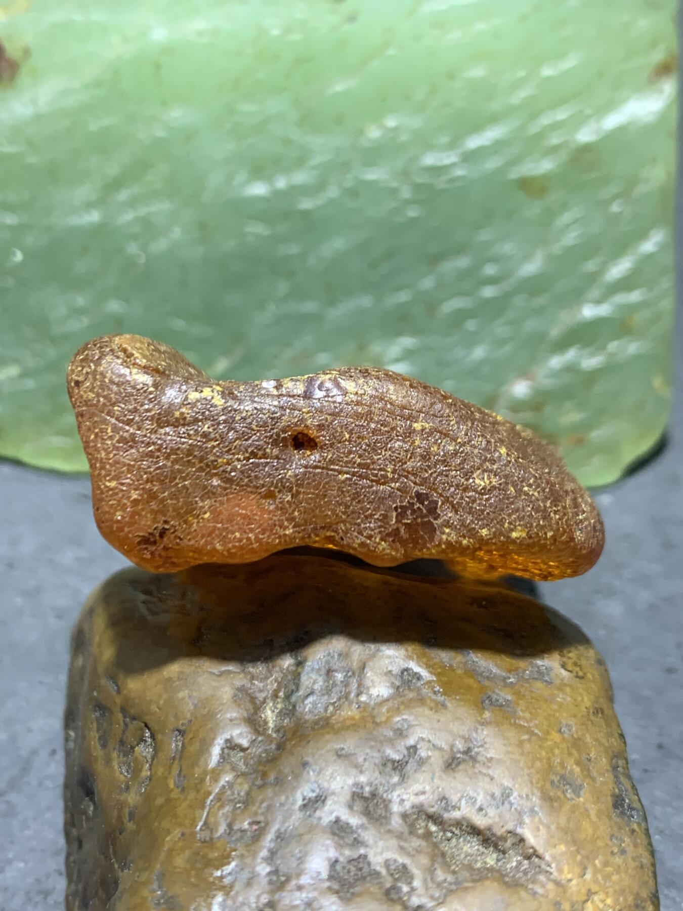 精美波罗的海风化皮蜜蜡原石一块，
