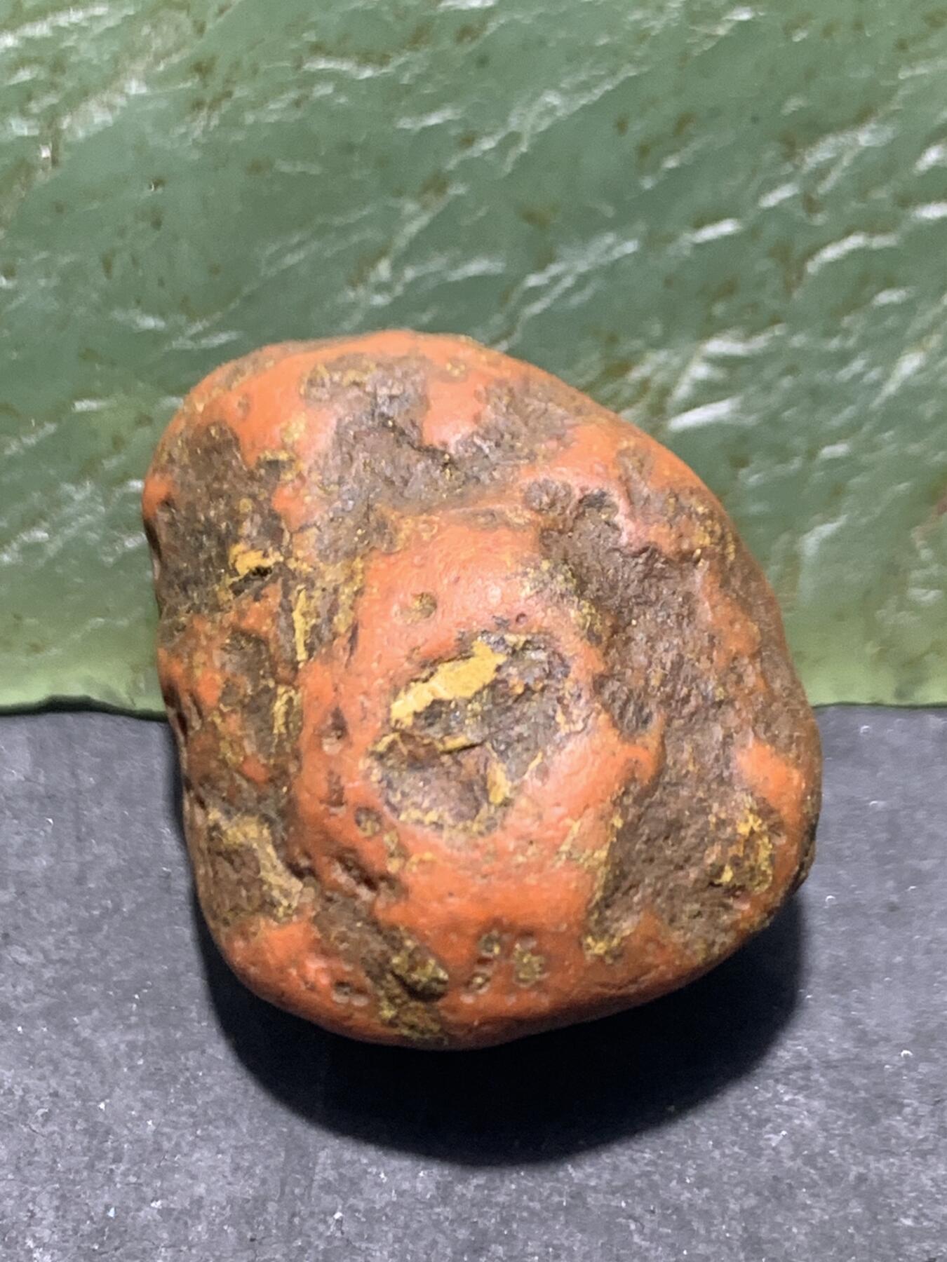 精美红皮柿子红原皮南红玛瑙原石一颗